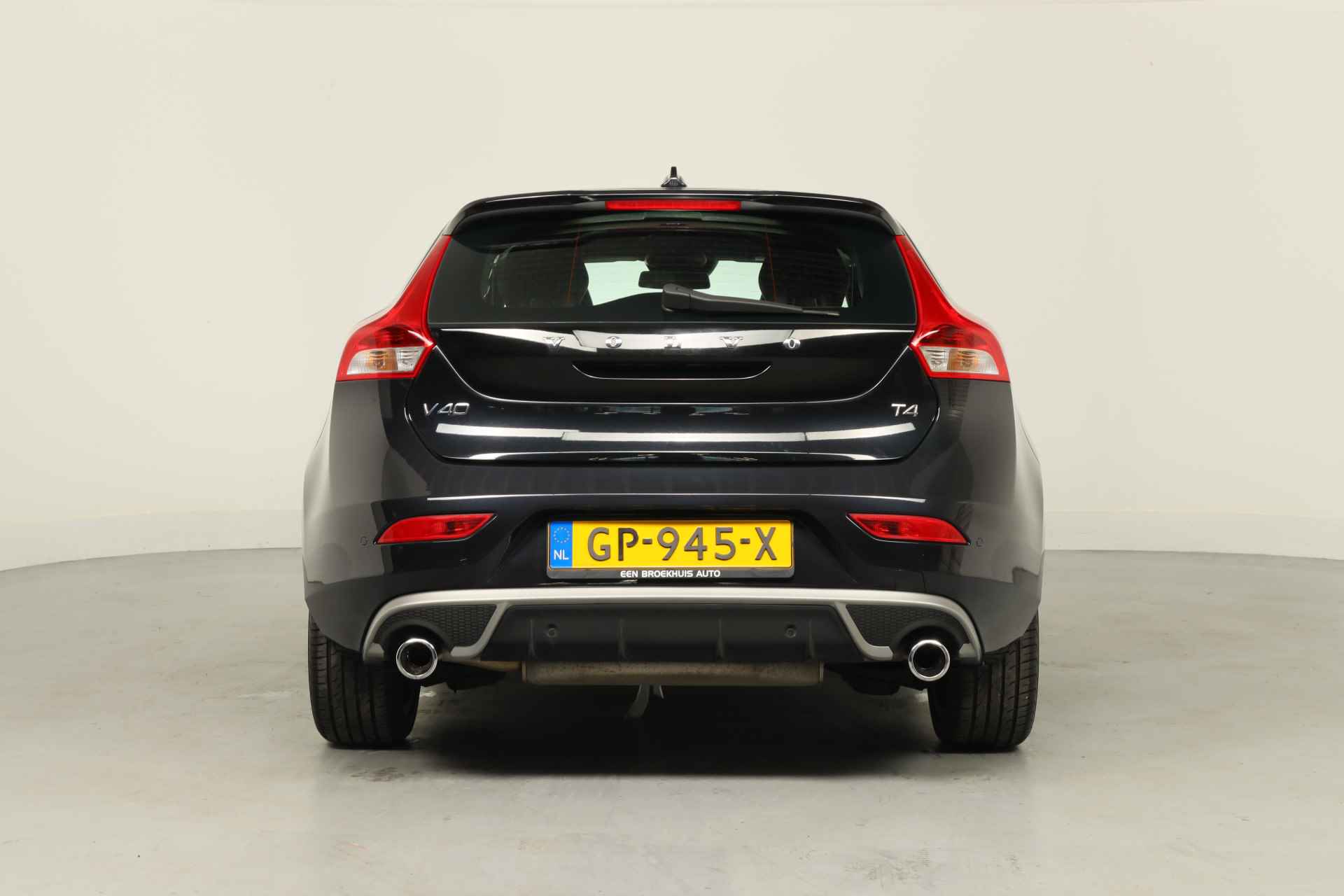 Volvo V40 1.6 T4 180pk R-Design | Automaat | Navigatie | Climate Control | Cruise Control | Parkeersensoren | Leder/Alcantara | Lichtmetal - 6/28