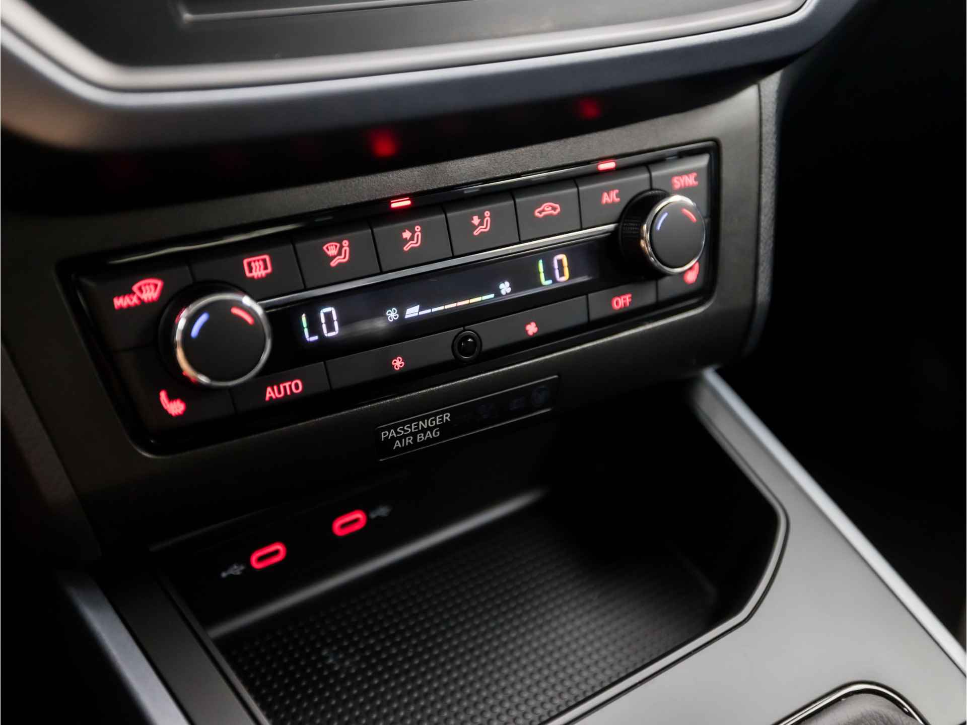 SEAT Arona 1.0 TSI Sport (DIGITAL COCKPIT, NAVIGATIE, APPLE CARPLAY, GETINT GLAS, CLIMATE, ADAPTIVE CRUISE, PARKEERSENSOREN, SPORTSTOELEN, NIEUWE APK, NIEUWSTAAT) - 9/38