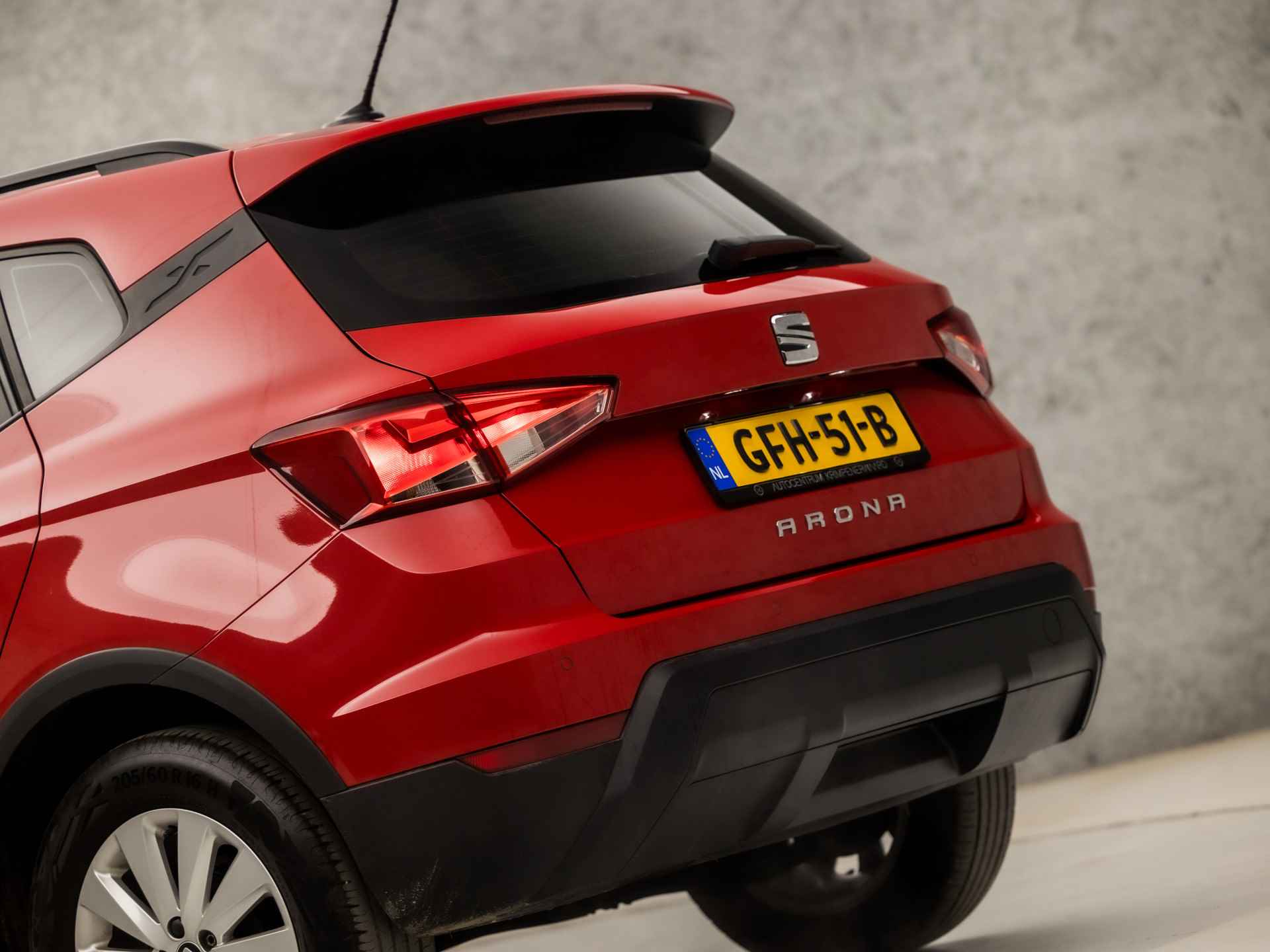 SEAT Arona 1.0 TSI Sport (DIGITAL COCKPIT, NAVIGATIE, APPLE CARPLAY, GETINT GLAS, CLIMATE, ADAPTIVE CRUISE, PARKEERSENSOREN, SPORTSTOELEN, NIEUWE APK, NIEUWSTAAT) - 24/38