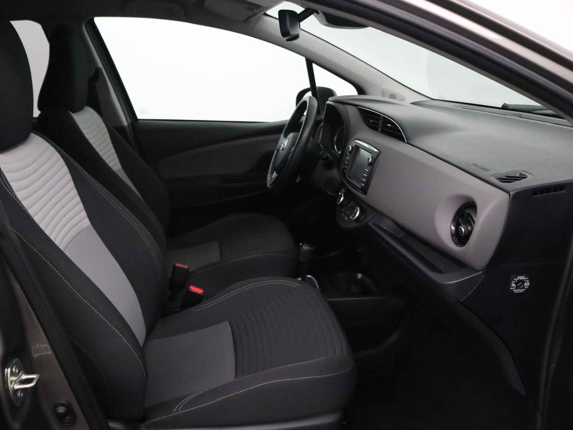 Toyota Yaris 1.5 Hybrid Dynamic | Navigatie | Achteruitrijcamera | Cruise Control | Dealer onderhouden | - 30/43