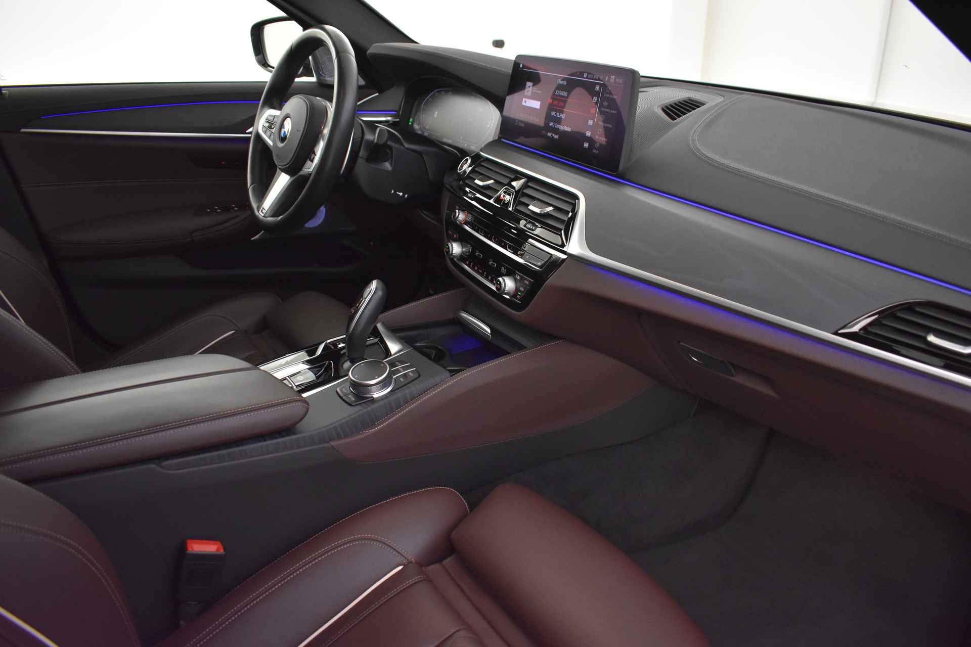 BMW 5 Serie 540i xDrive High Executive M Sport Automaat / Schuif-kanteldak / Bowers & Wilkins / Head-Up / Live Cockpit Professional / Laserlight / Stoelverwarming voor + achter - 37/40