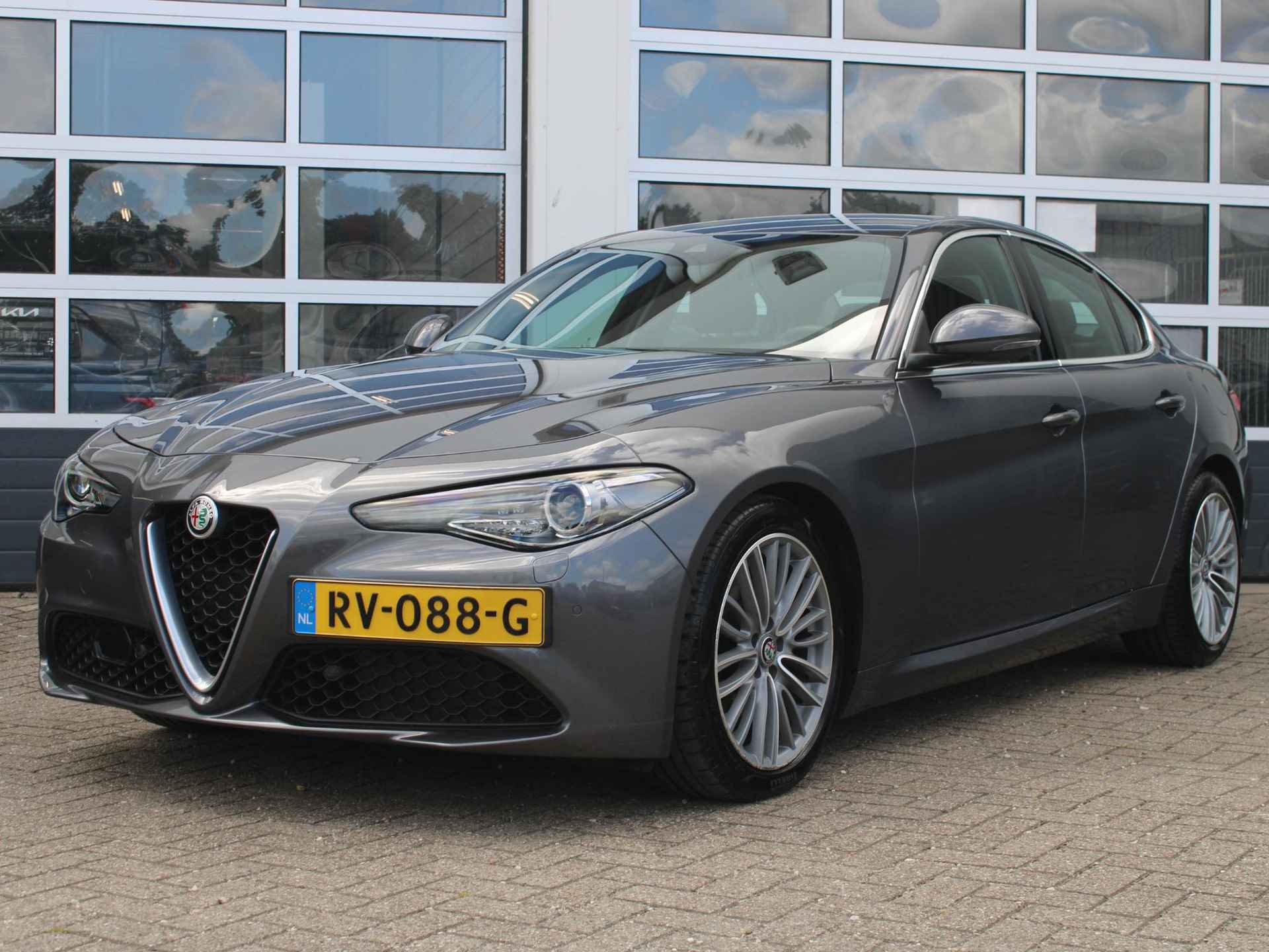 Alfa Romeo Giulia 2.0T Super | Xenon | PDC | Navi | Cruise | Pack Veloce Interieur | Stoel -/ Stuurverwarming | Trekhaak - 2/29