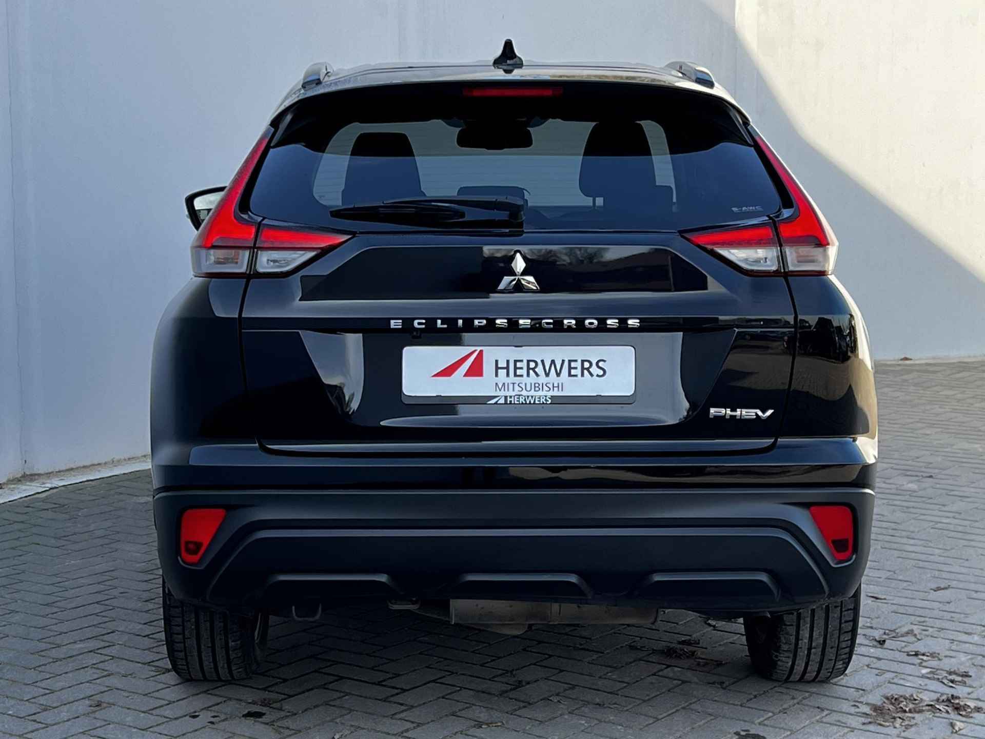 Mitsubishi Eclipse Cross 2.4 PHEV Intens S-AWC 4WD Automaat / EAER bereik 45 km / EAER bereik stad 55 km / 1.500 kg Trekgewicht / Navigatie via Apple Carplay of Android Auto / Achteruitrijcamera / - 32/48