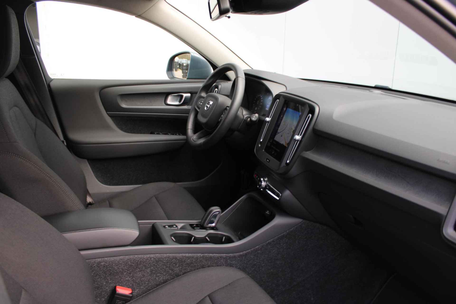Volvo XC40 T2 129PK AUT8 Momentum Core Navigatiesysteem, Semi Elektr. Trekhaak, Bluetooth Telefonie & Audio, Cruise Control, Climate Control, LED Koplampen, - 4/32