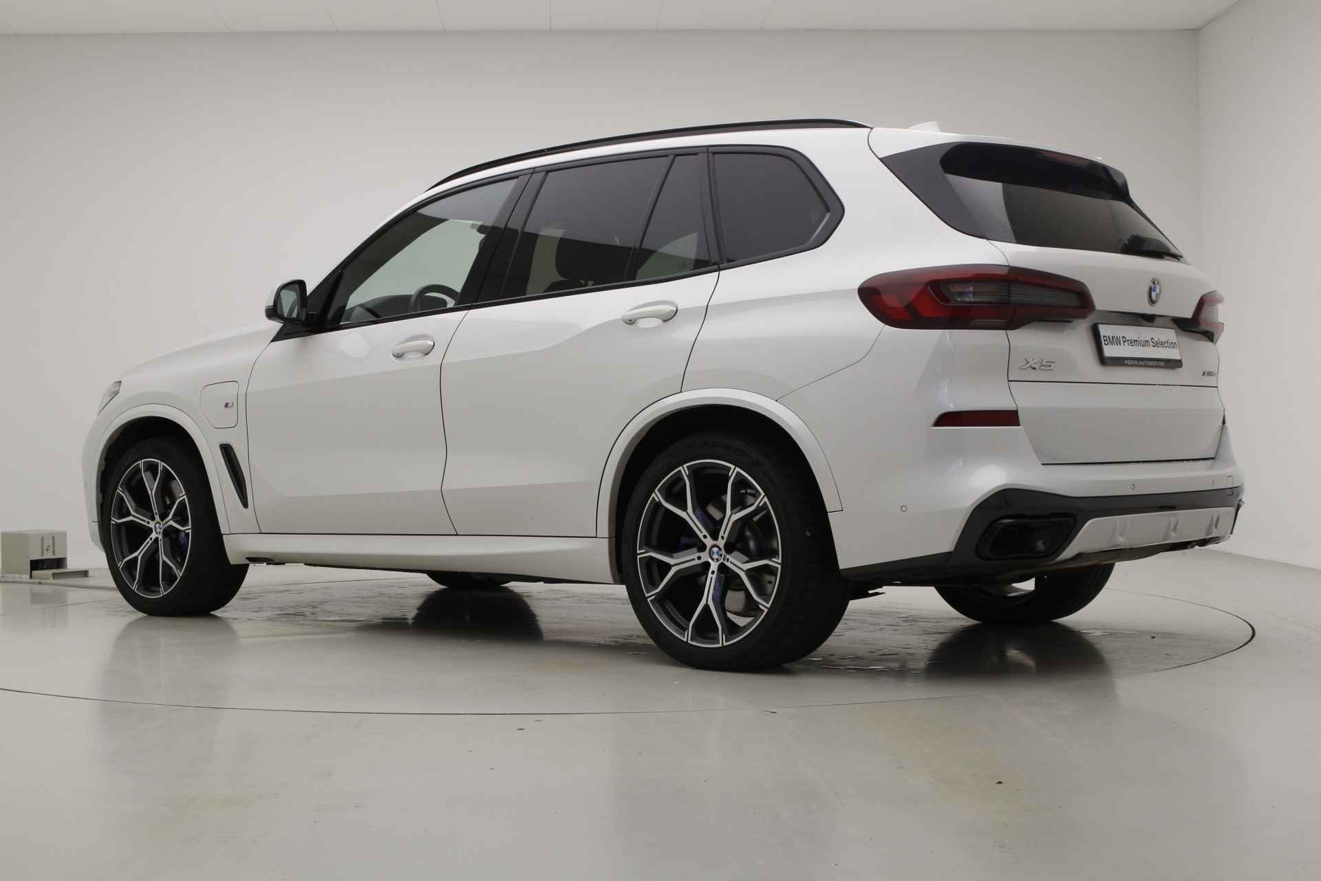 BMW X5 xDrive45e M-Sport | 21" | Panorama | Harman Kardon | Trekhaak | Soft Close | Driving Assistant Professional - 7/47