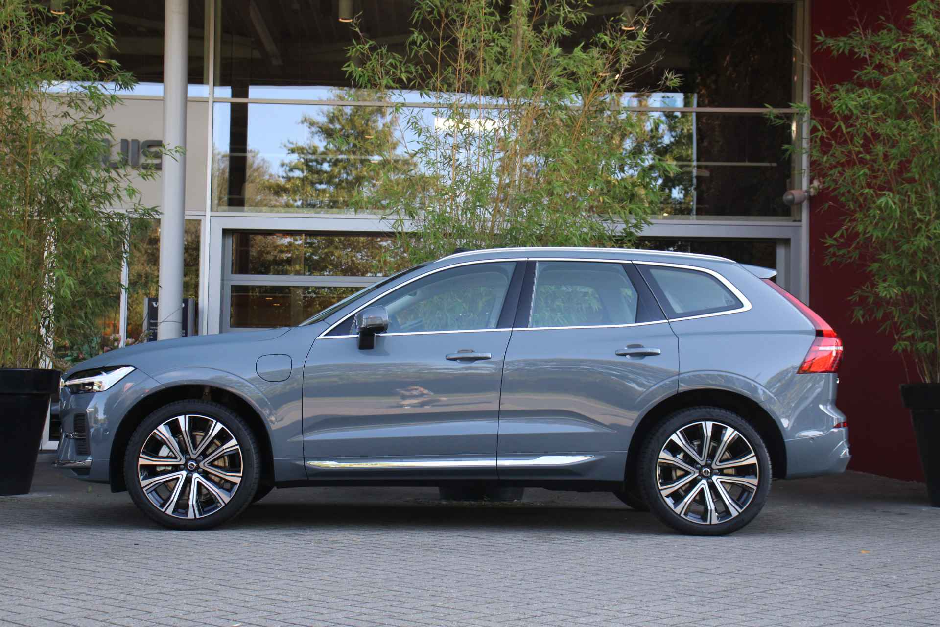 Volvo XC60 Recharge T6 AWD 350pk Plus Bright | Adaptive Cruise | BLIS | Schuifdak | Memory Seats | 360 Camera - 5/28