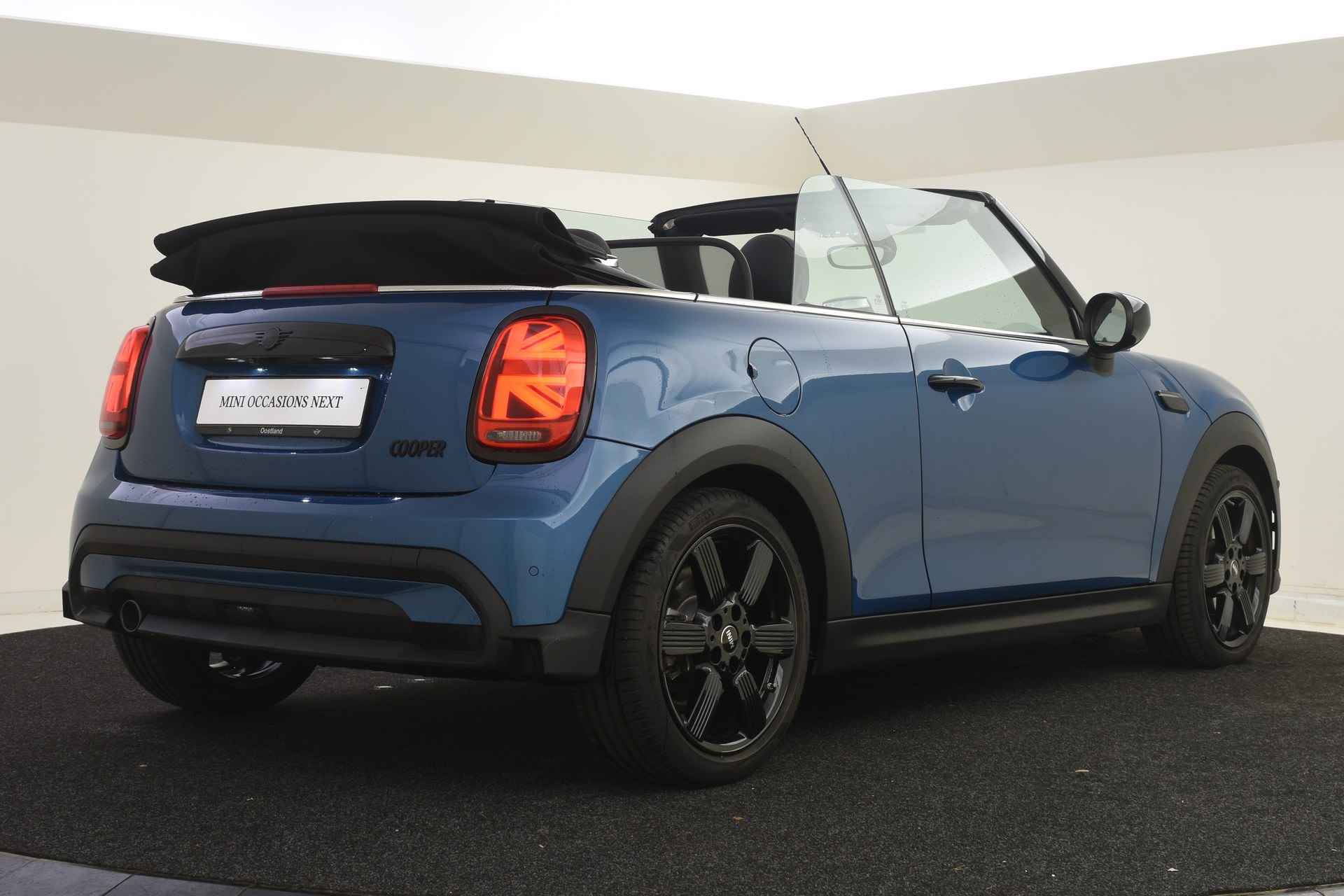 MINI Cabrio Cooper Classic Automaat / Sportstoelen / Stoelverwarming / LED / Cruise Control / Park Assistant / Harman Kardon / Achteruitrijcamera - 3/48