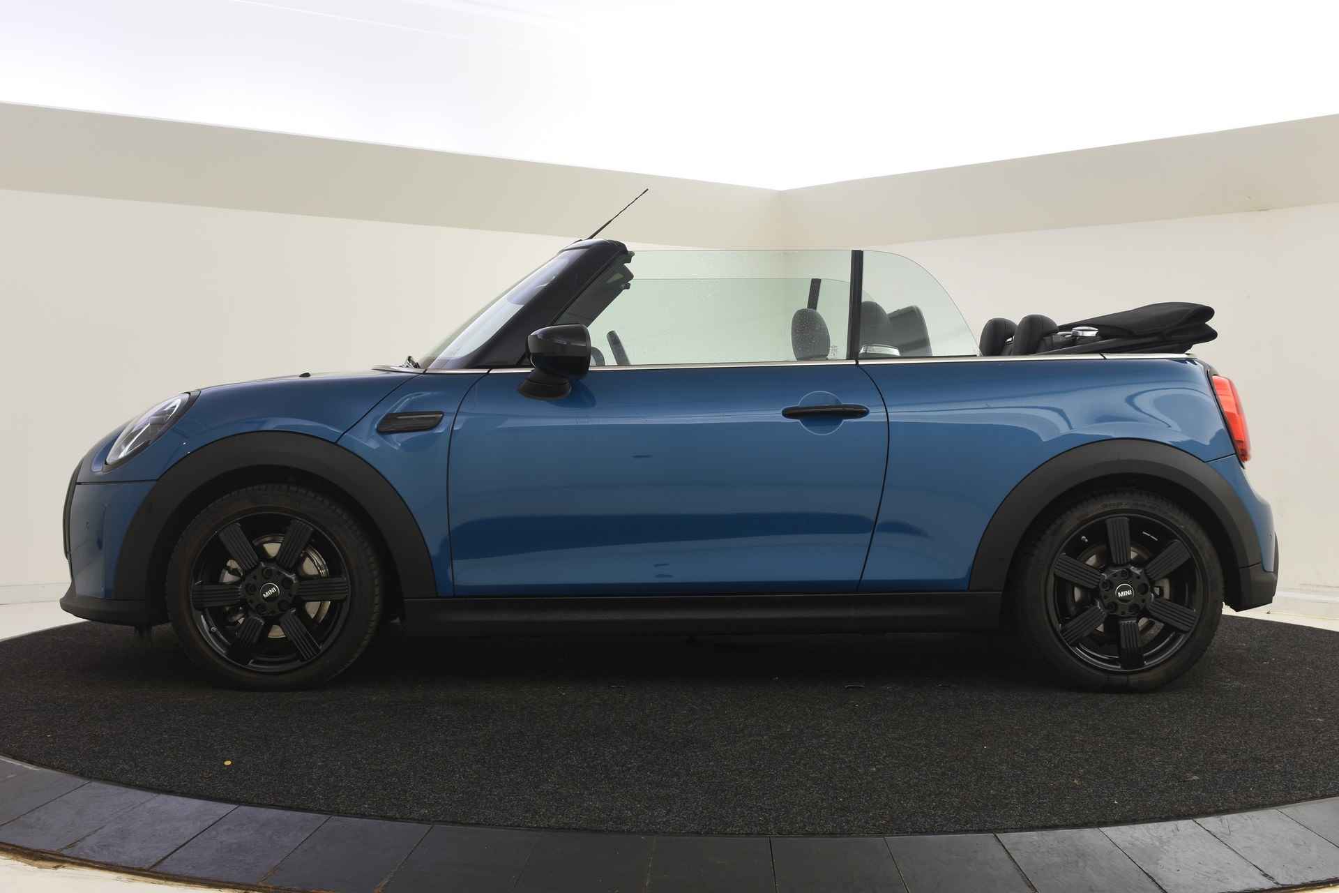 MINI Cabrio Cooper Classic Automaat / Sportstoelen / Stoelverwarming / LED / Cruise Control / Park Assistant / Harman Kardon / Achteruitrijcamera - 4/48