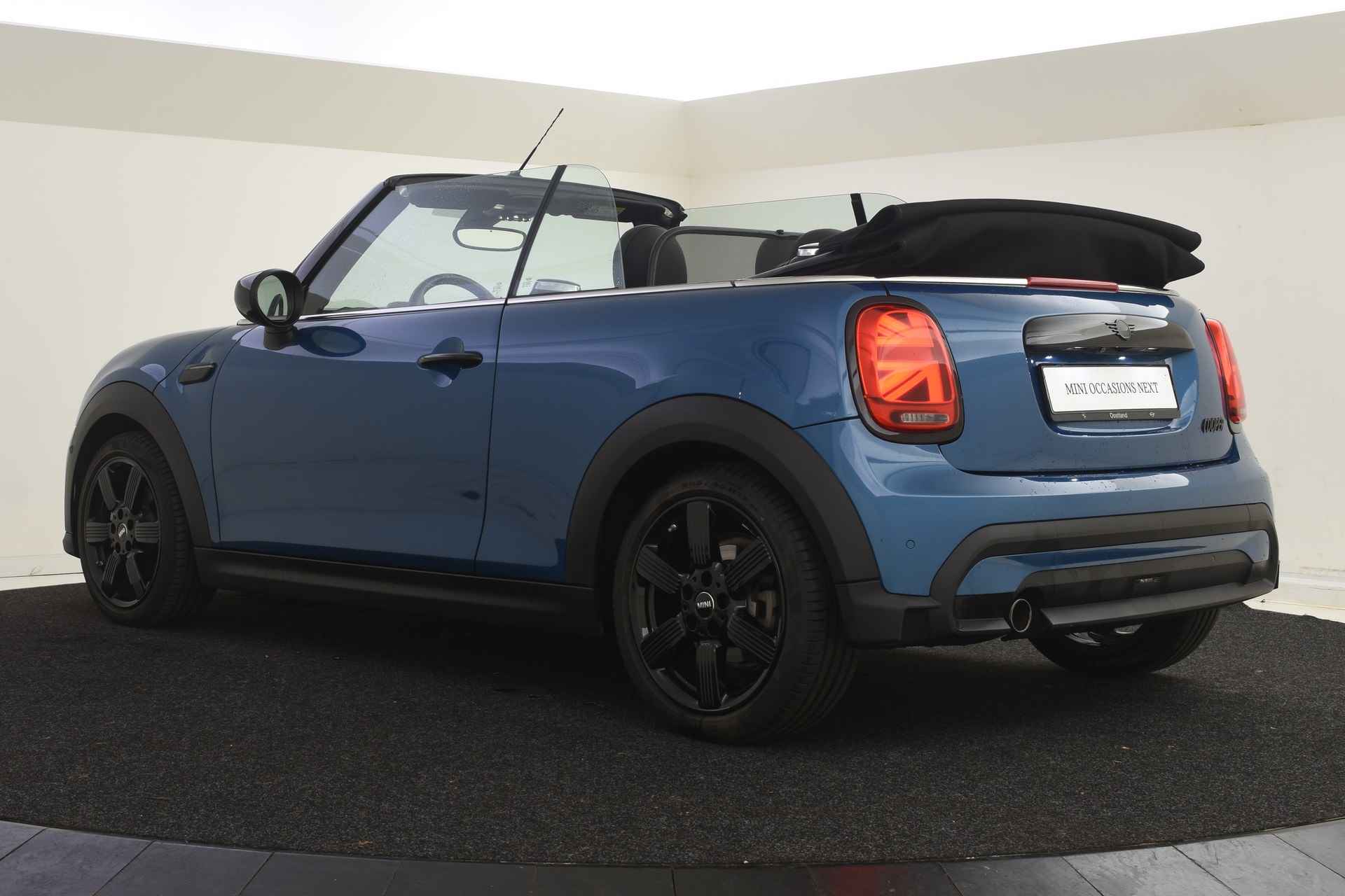 MINI Cabrio Cooper Classic Automaat / Sportstoelen / Stoelverwarming / LED / Cruise Control / Park Assistant / Harman Kardon / Achteruitrijcamera - 13/48