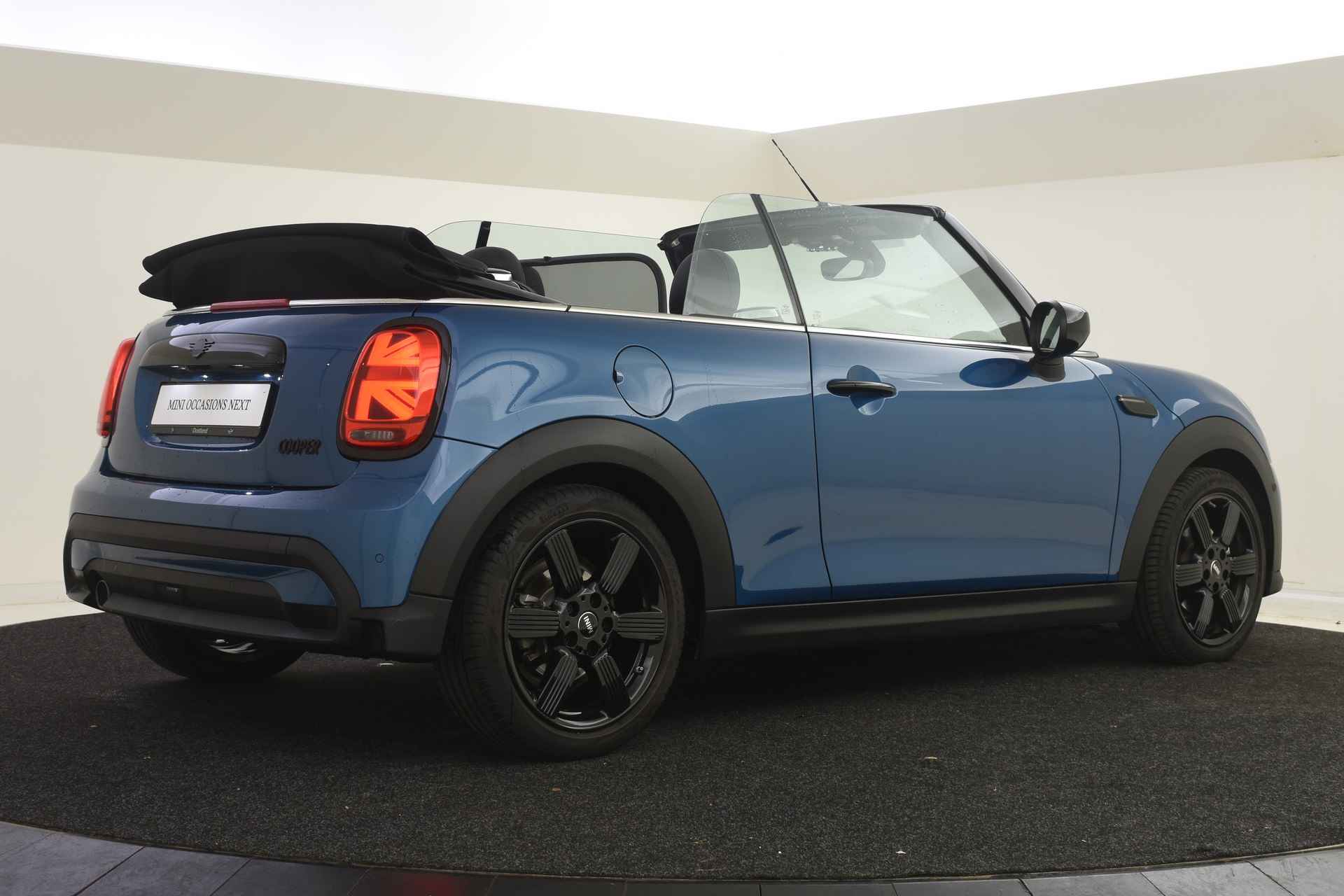 MINI Cabrio Cooper Classic Automaat / Sportstoelen / Stoelverwarming / LED / Cruise Control / Park Assistant / Harman Kardon / Achteruitrijcamera - 14/48