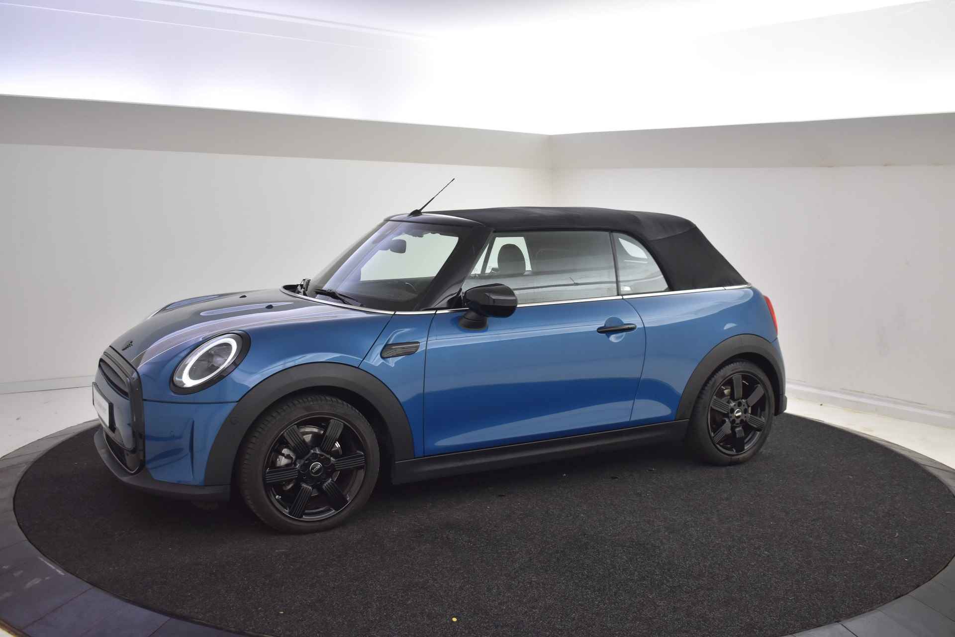 MINI Cabrio Cooper Classic Automaat / Sportstoelen / Stoelverwarming / LED / Cruise Control / Park Assistant / Harman Kardon / Achteruitrijcamera - 45/48