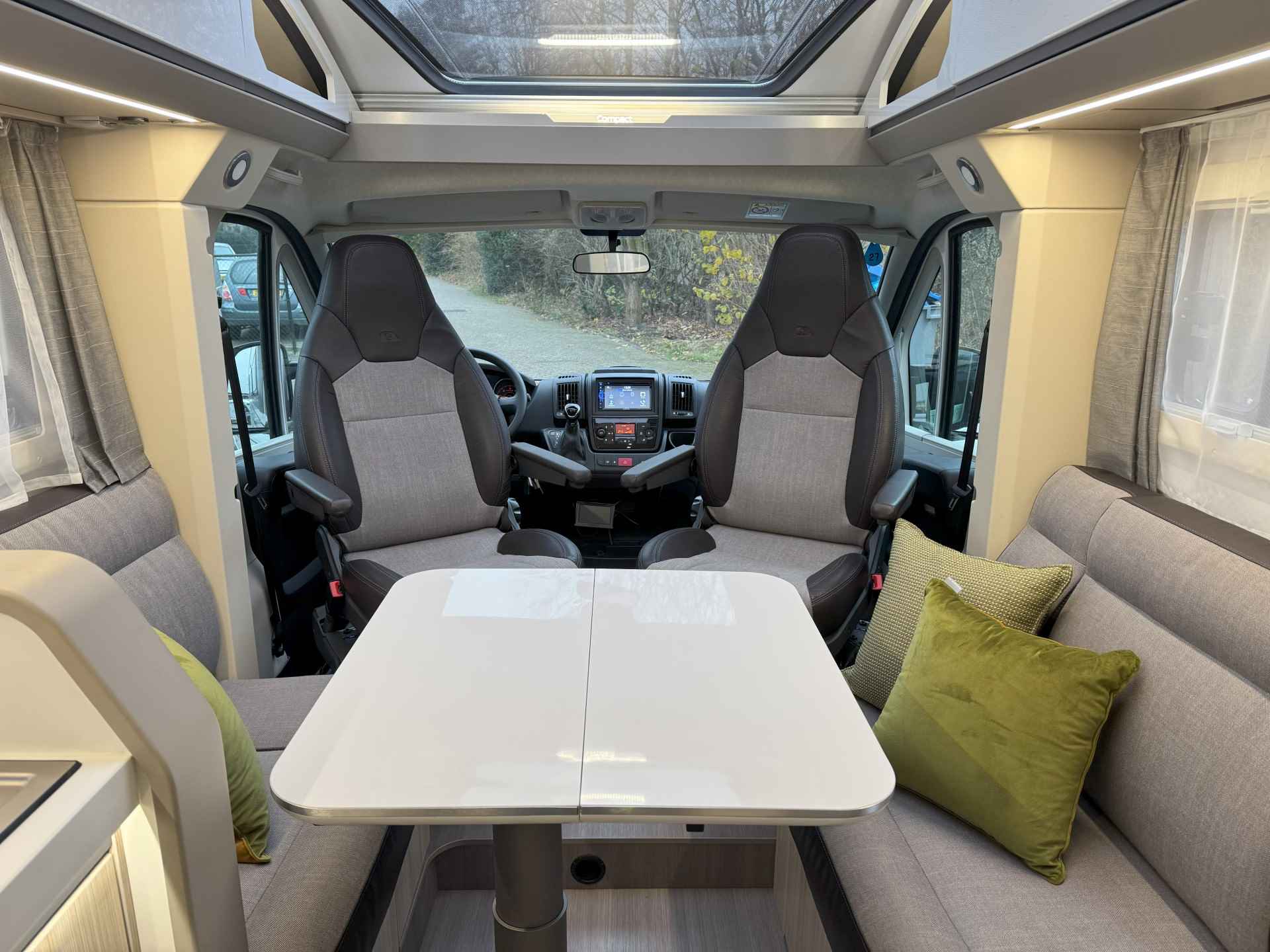 Adria Compact Plus DL 160 pk AUTOMAAT 9-Traps Euro6 Fiat Ducato **Enkele lengtebedden/4 zitplaatsen/4 slaapplaatsen/Face to Face/Luife - 12/16