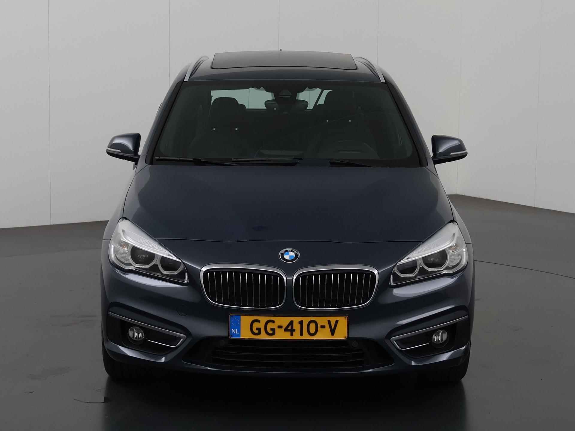 BMW 2-serie Active Tourer 220i Luxury | Lederen interieur | HUD | Sportstoelen | Panoramadak | Navigatie | Stoelen + geheugen | Stoelverwarming | Parkeersensoren | - 4/39