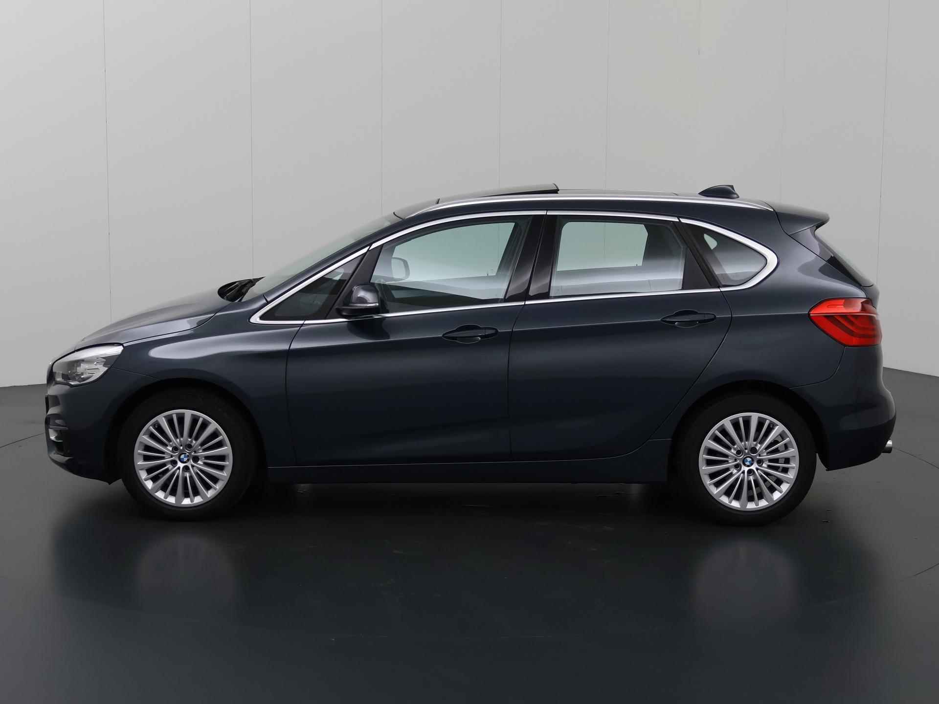 BMW 2-serie Active Tourer 220i Luxury | Lederen interieur | HUD | Sportstoelen | Panoramadak | Navigatie | Stoelen + geheugen | Stoelverwarming | Parkeersensoren | - 6/39