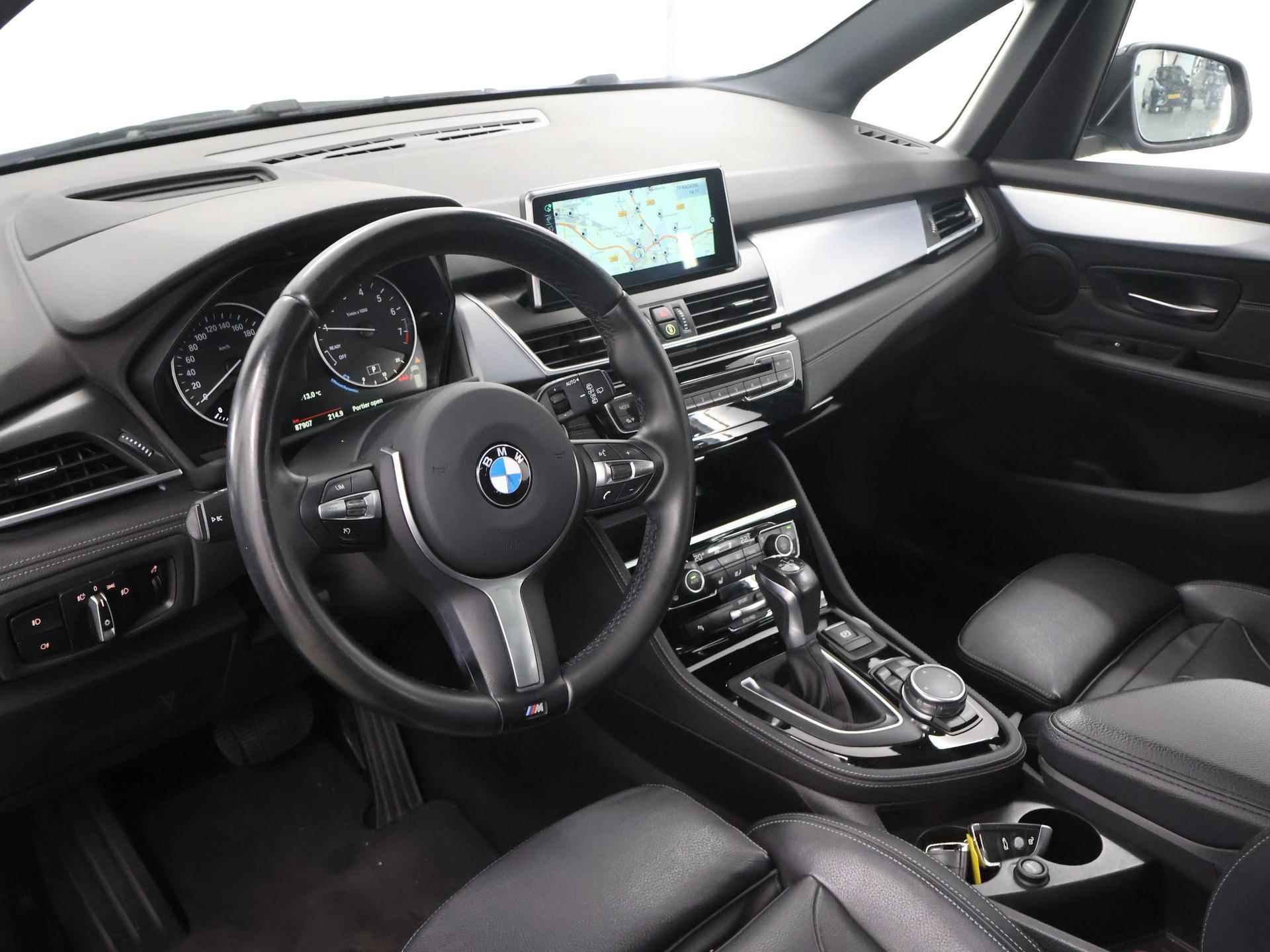 BMW 2-serie Active Tourer 220i Luxury | Lederen interieur | HUD | Sportstoelen | Panoramadak | Navigatie | Stoelen + geheugen | Stoelverwarming | Parkeersensoren | - 8/39