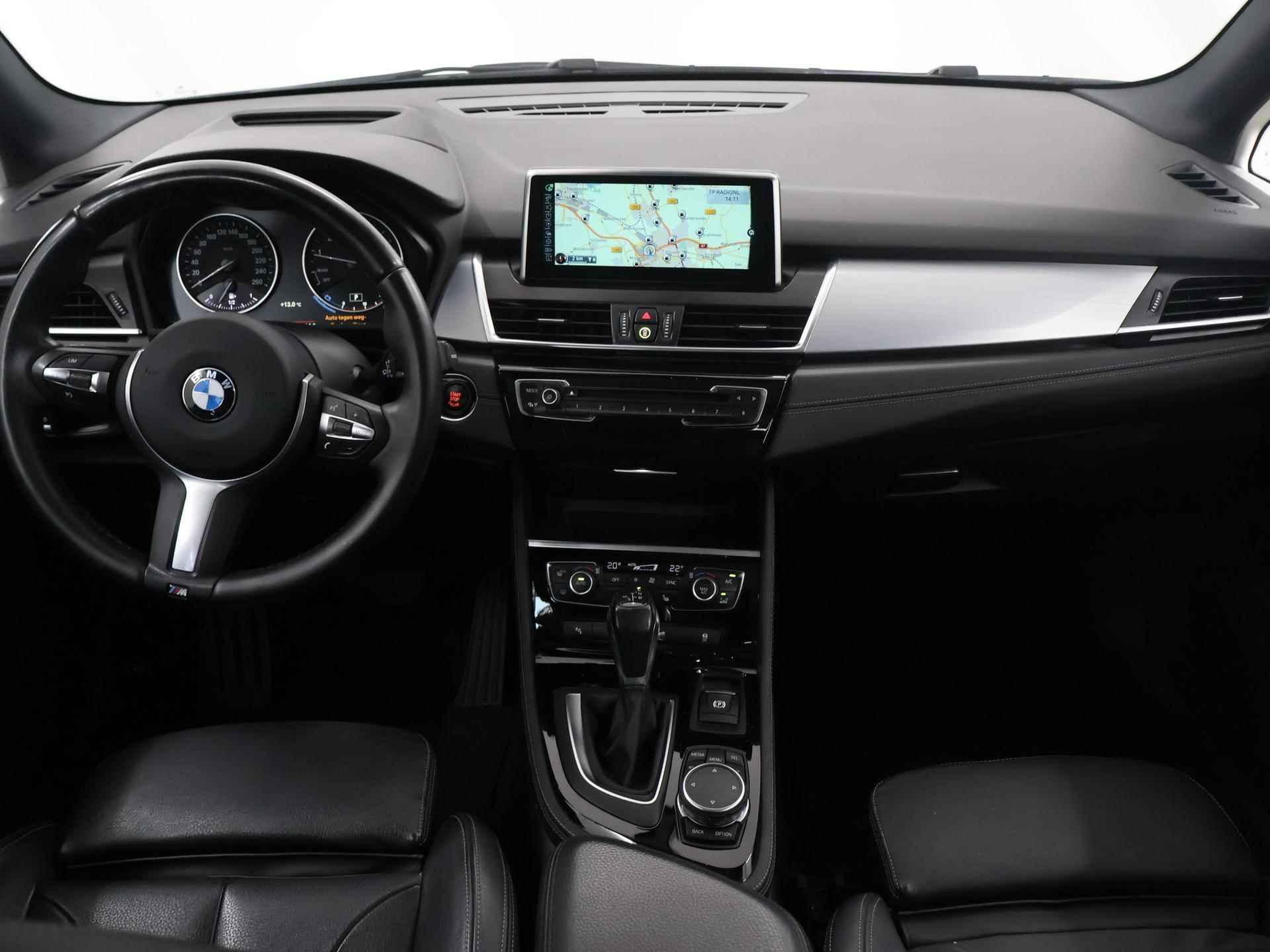 BMW 2-serie Active Tourer 220i Luxury | Lederen interieur | HUD | Sportstoelen | Panoramadak | Navigatie | Stoelen + geheugen | Stoelverwarming | Parkeersensoren | - 9/39