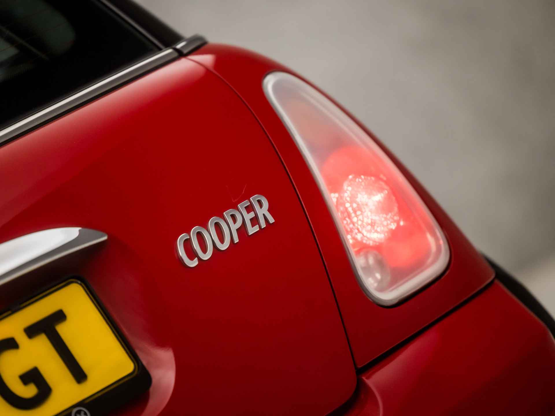 MINI Mini 1.6 Cooper Chili Red (YOUNGTIMER, CRUISE, LEDER, RADIO, AIRCO, ELEK PAKKET, SPORTSTOELEN, LM VELGEN, NIEUWE APK, NIEUWSTAAT) - 24/28