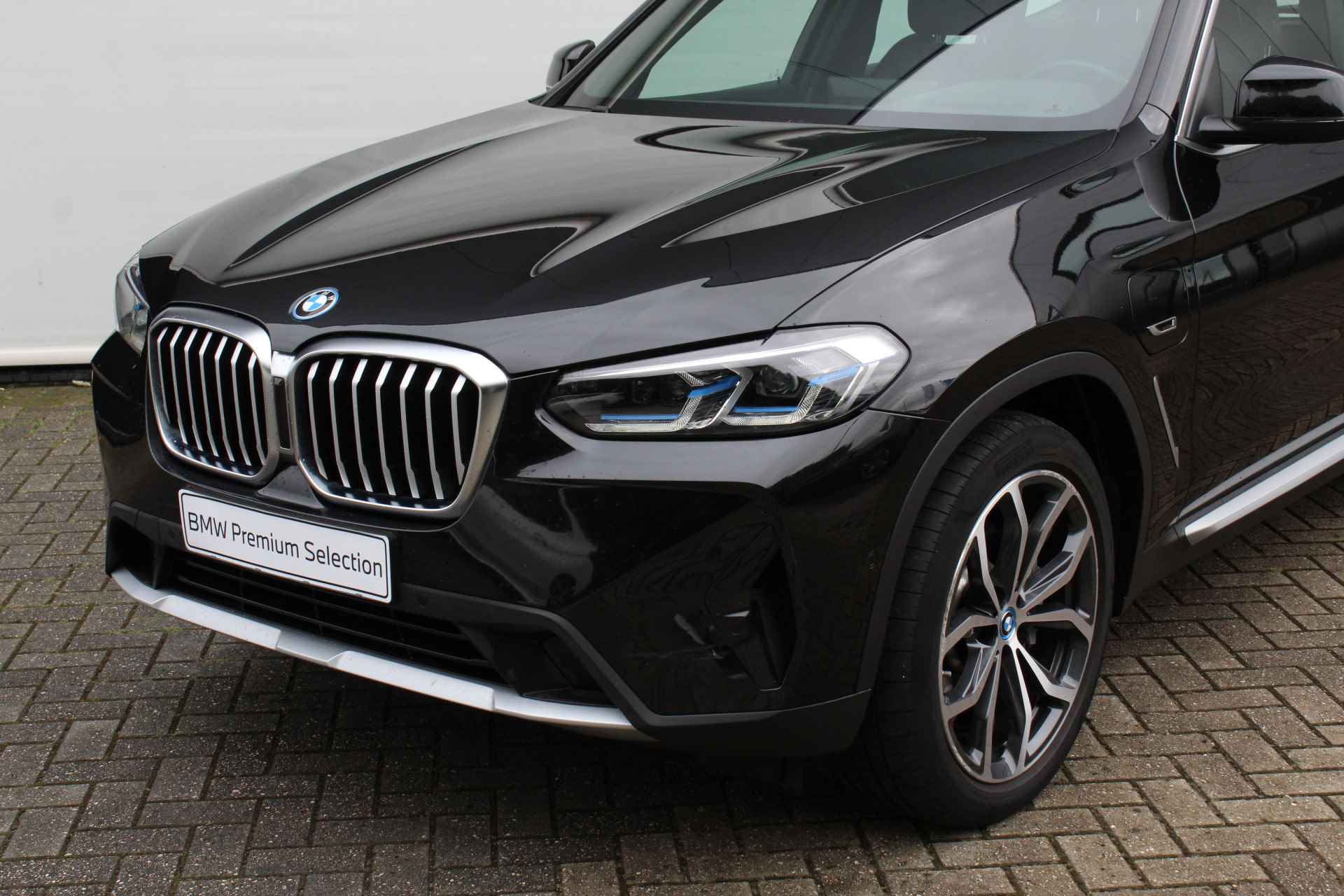 BMW X3 xDrive30e High Executive Automaat / Panoramadak / Sportstoelen / Stoelverwarming / Laserlight / Head-Up / Parking Assistant / Live Cockpit Professional - 2/28