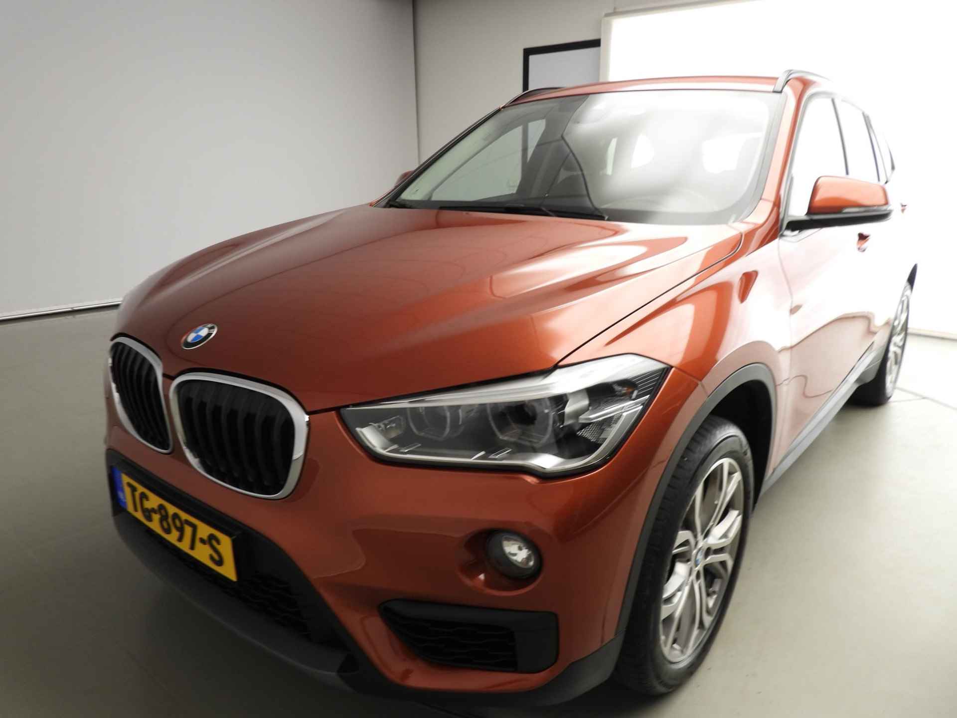 BMW X1 sDrive16d | LED | Navigatie | Clima | Cruise controle | DAB | Hifi speakers | Alu 18 inch - 28/30