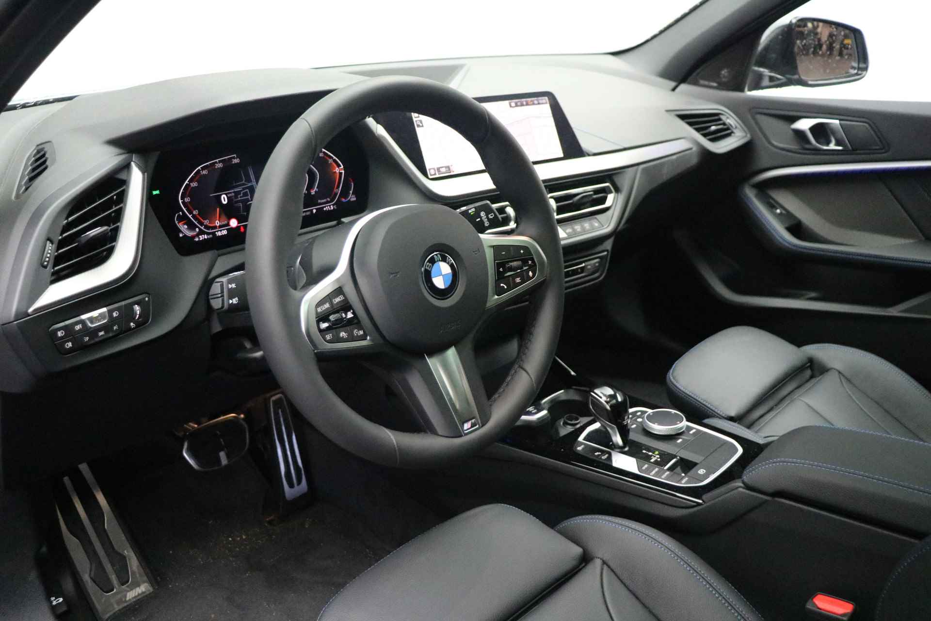 BMW 1-serie 120i High Executive M Sport Automaat / Panoramadak / Active Cruise Control / Adaptieve LED / Sportstoelen / Parking Assistant / Live Cockpit Professional - 8/23