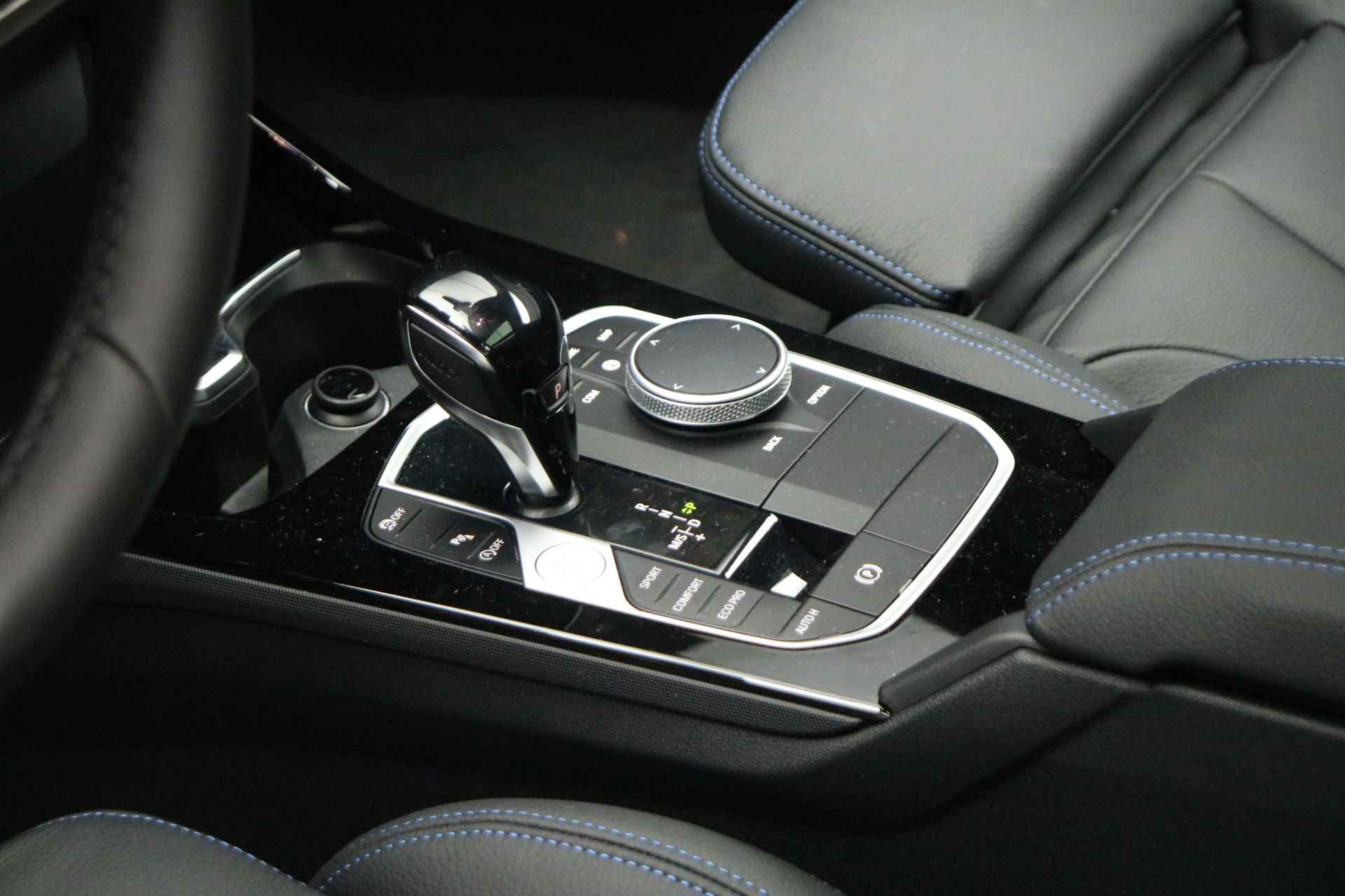 BMW 1-serie 120i High Executive M Sport Automaat / Panoramadak / Active Cruise Control / Adaptieve LED / Sportstoelen / Parking Assistant / Live Cockpit Professional - 10/23