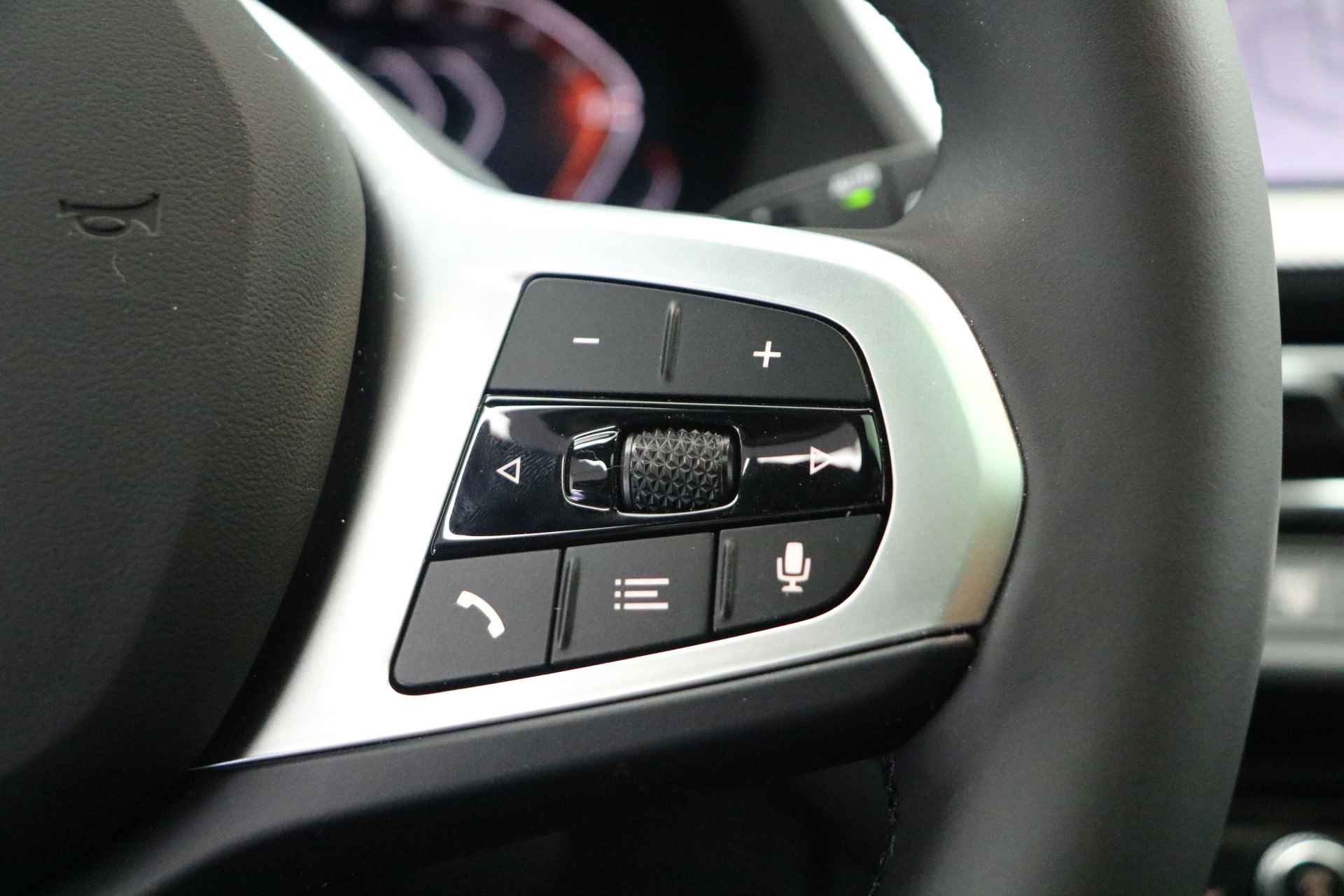 BMW 1-serie 120i High Executive M Sport Automaat / Panoramadak / Active Cruise Control / Adaptieve LED / Sportstoelen / Parking Assistant / Live Cockpit Professional - 14/23