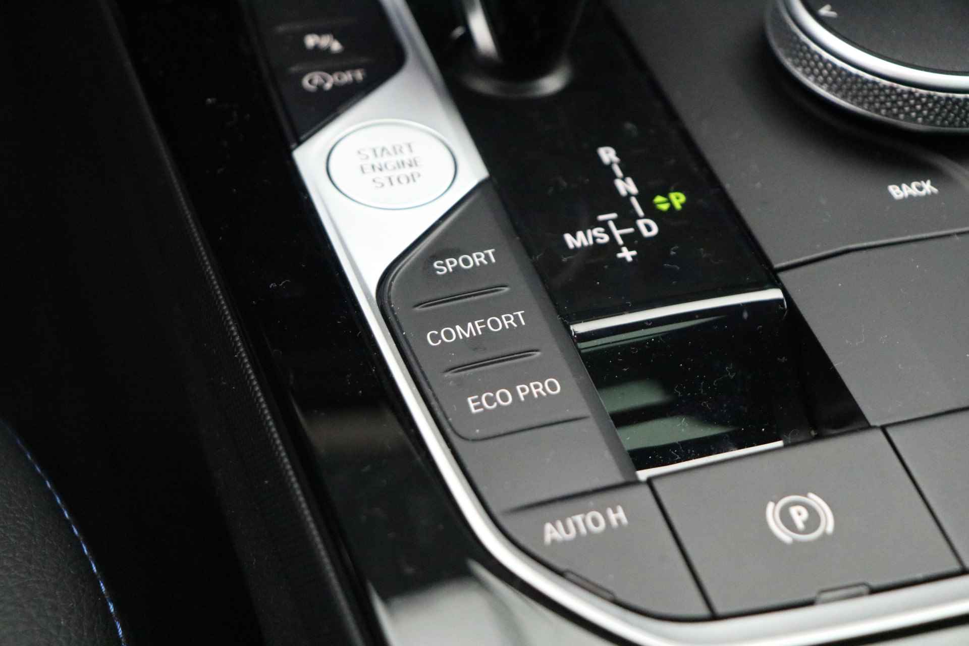 BMW 1-serie 120i High Executive M Sport Automaat / Panoramadak / Active Cruise Control / Adaptieve LED / Sportstoelen / Parking Assistant / Live Cockpit Professional - 17/23