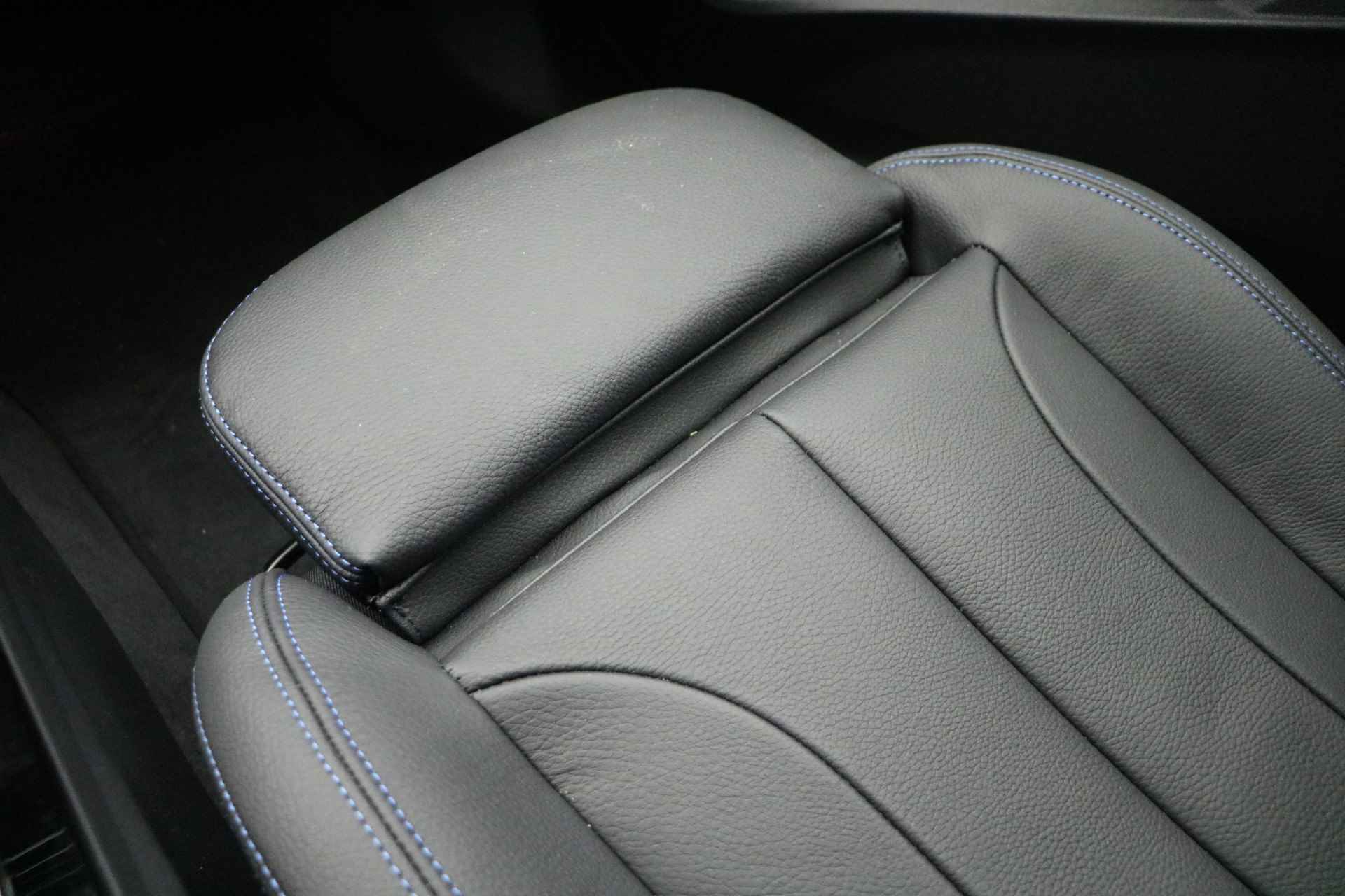 BMW 1-serie 120i High Executive M Sport Automaat / Panoramadak / Active Cruise Control / Adaptieve LED / Sportstoelen / Parking Assistant / Live Cockpit Professional - 18/23