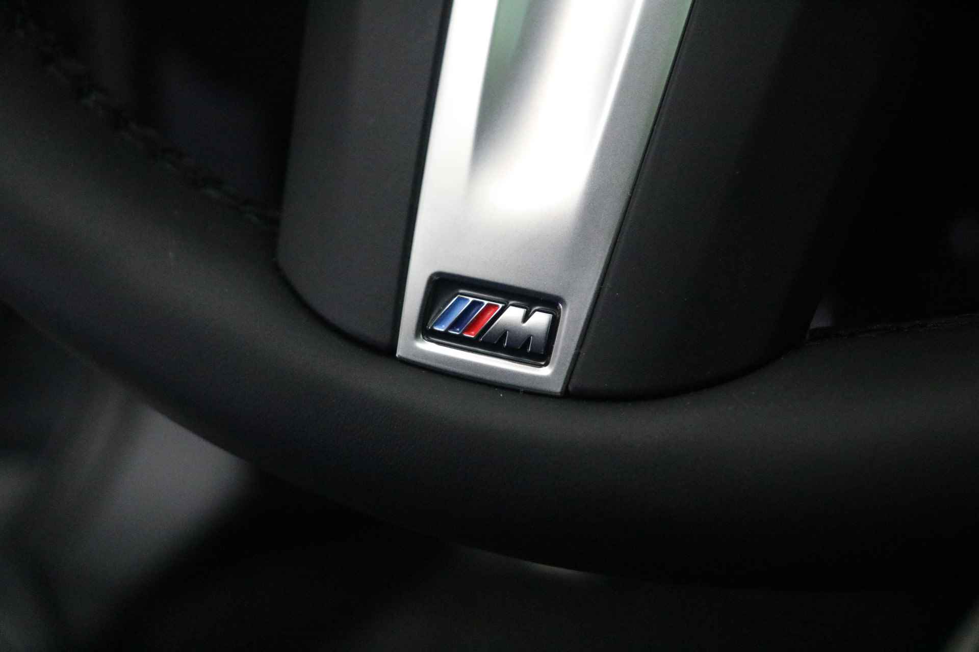 BMW 1-serie 120i High Executive M Sport Automaat / Panoramadak / Active Cruise Control / Adaptieve LED / Sportstoelen / Parking Assistant / Live Cockpit Professional - 20/23