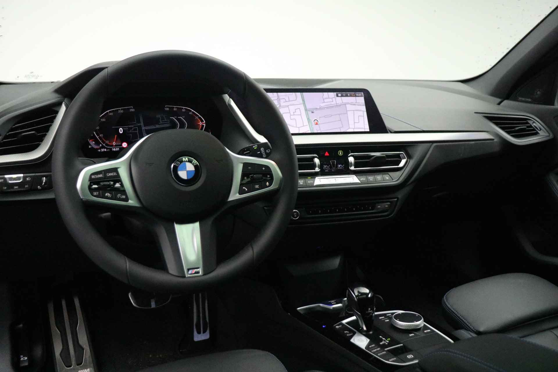 BMW 1-serie 120i High Executive M Sport Automaat / Panoramadak / Active Cruise Control / Adaptieve LED / Sportstoelen / Parking Assistant / Live Cockpit Professional - 22/23