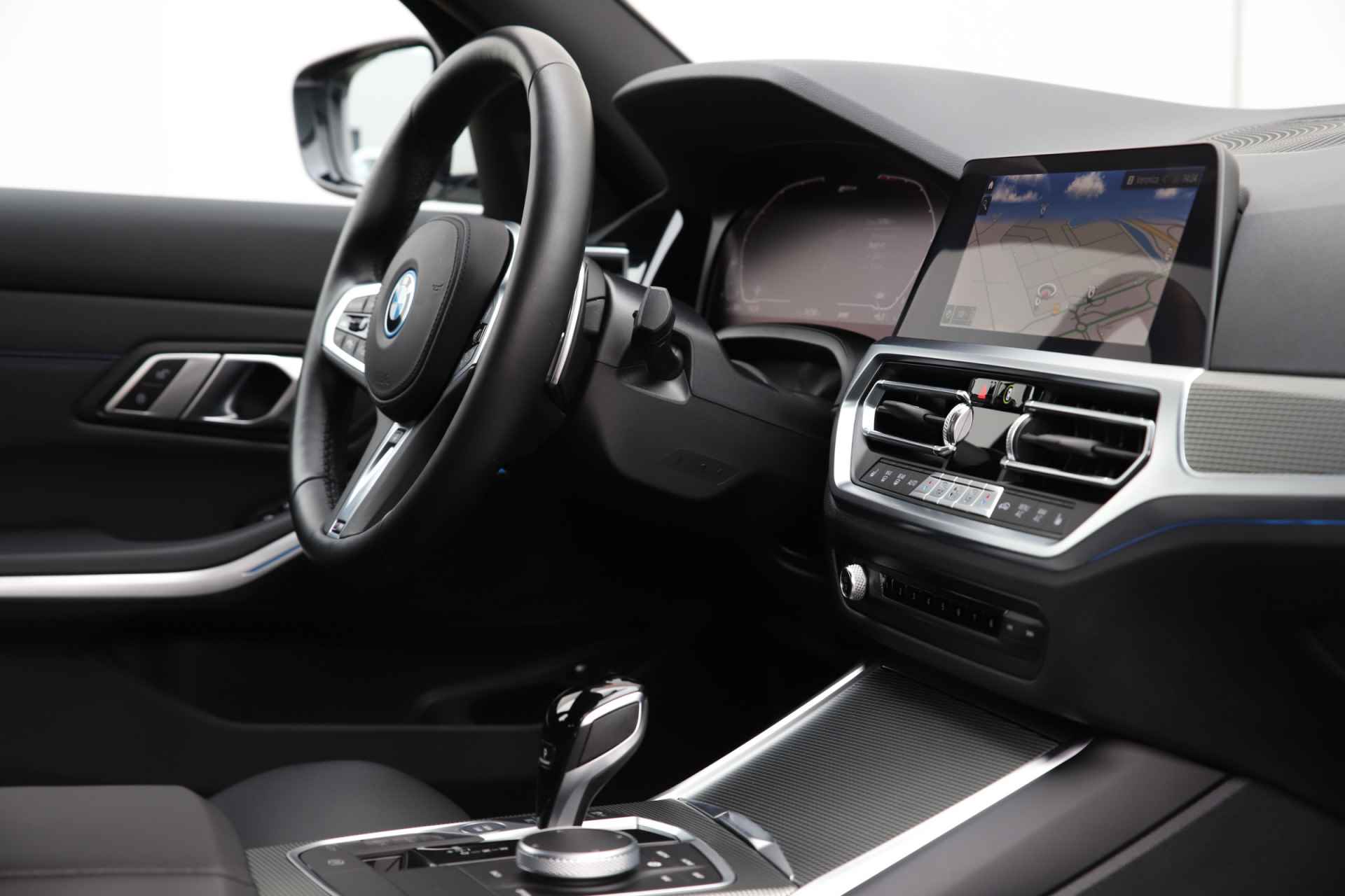 BMW 3 Serie Touring 330e Plug-in Hybrid M-Sport 292 pk | Elektrische trekhaak | Parelmoer wit - 9/58