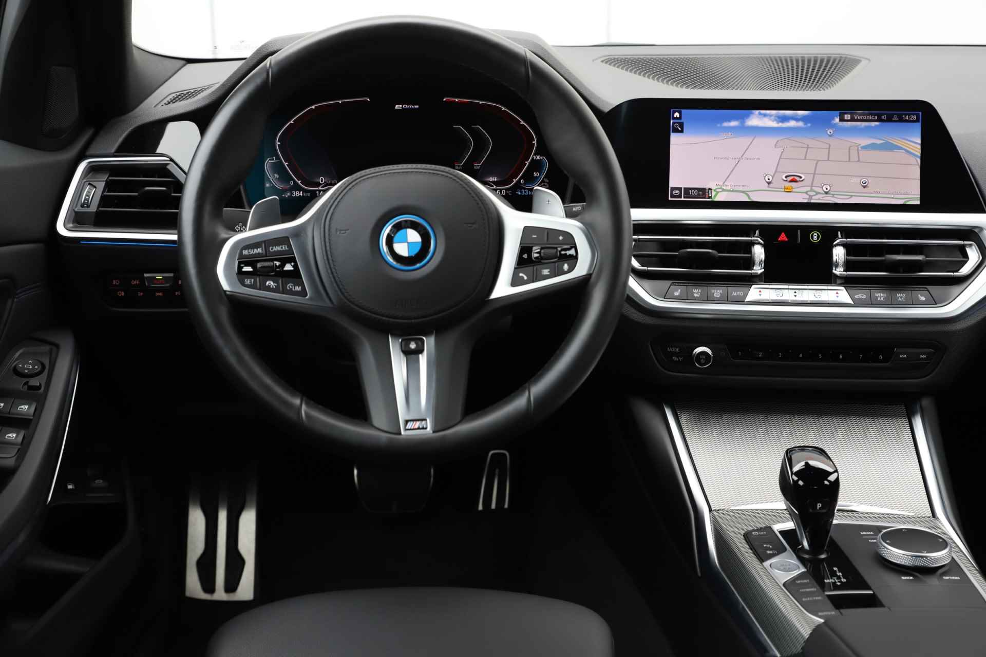 BMW 3 Serie Touring 330e Plug-in Hybrid M-Sport 292 pk | Elektrische trekhaak | Parelmoer wit - 19/58