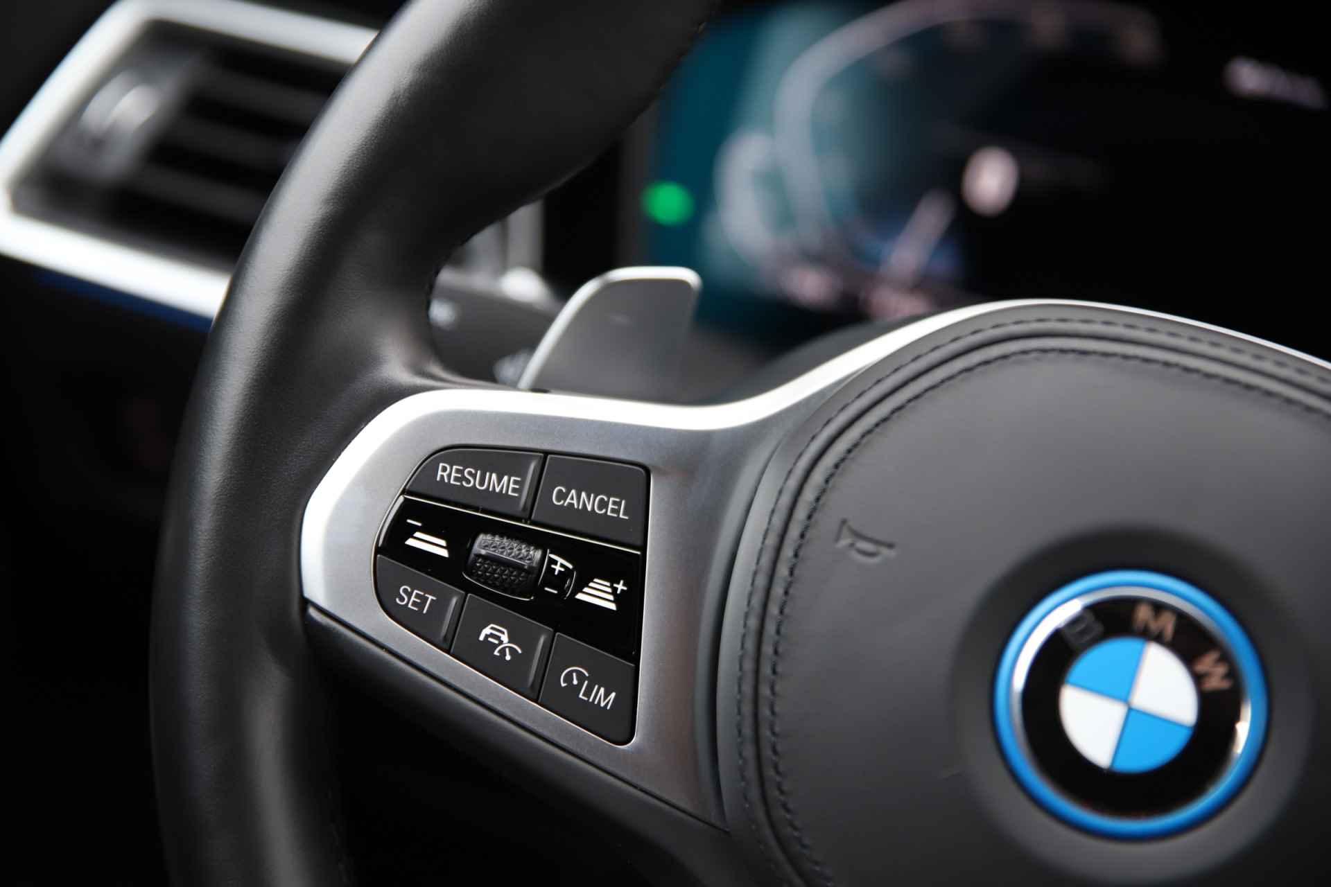 BMW 3 Serie Touring 330e Plug-in Hybrid M-Sport 292 pk | Elektrische trekhaak | Parelmoer wit - 26/58