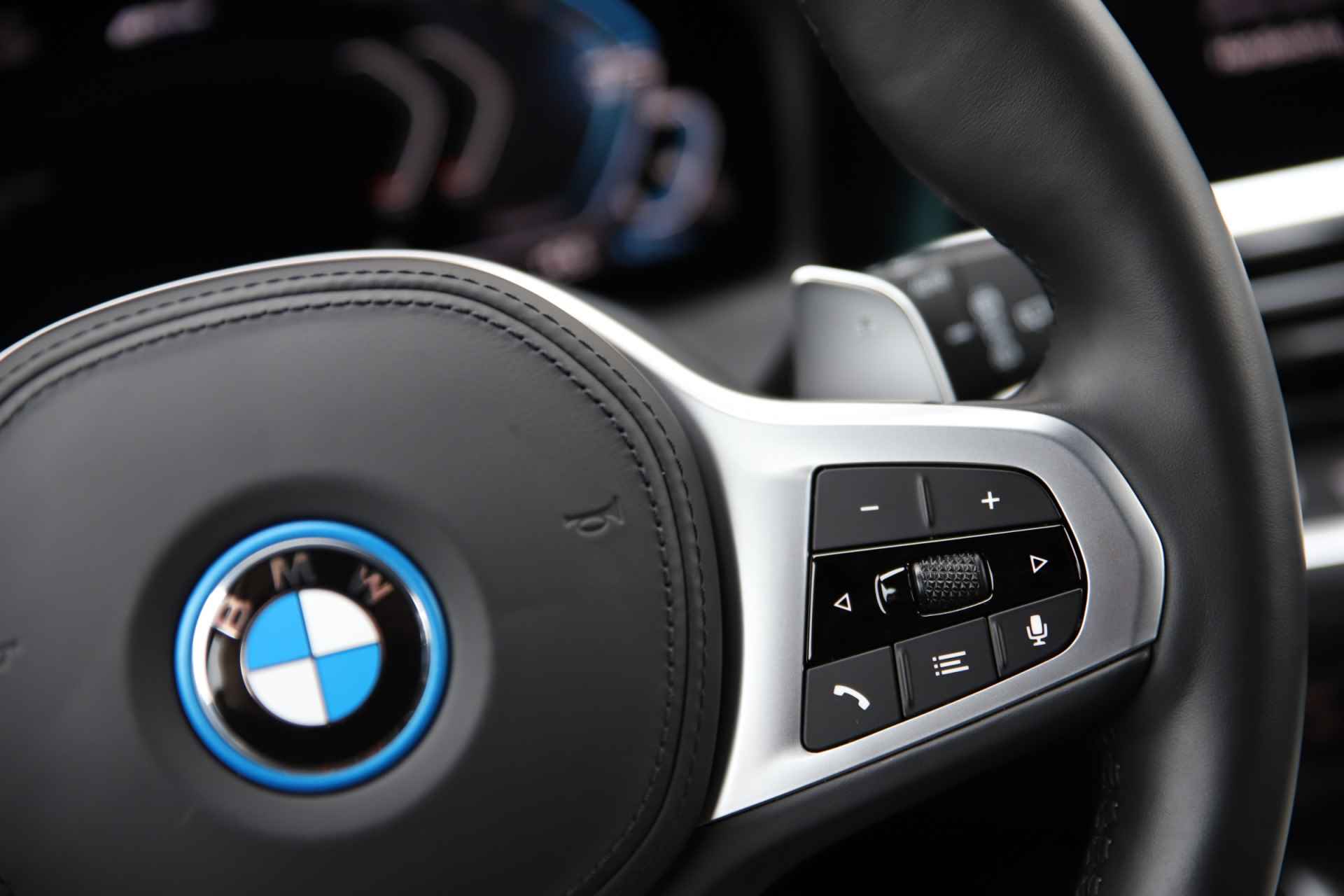 BMW 3 Serie Touring 330e Plug-in Hybrid M-Sport 292 pk | Elektrische trekhaak | Parelmoer wit - 27/58