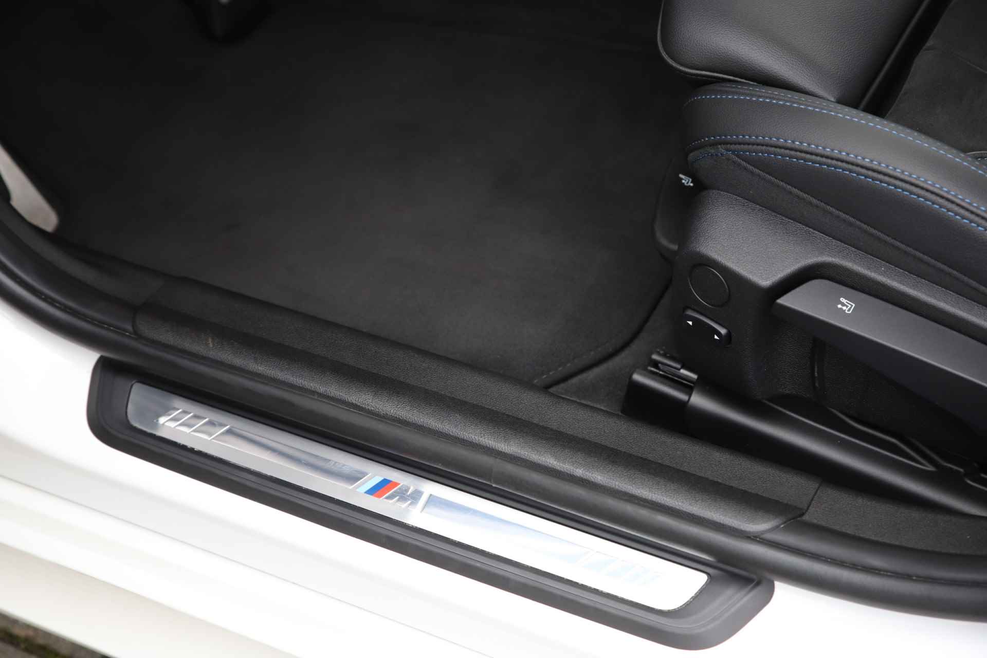 BMW 3 Serie Touring 330e Plug-in Hybrid M-Sport 292 pk | Elektrische trekhaak | Parelmoer wit - 45/58