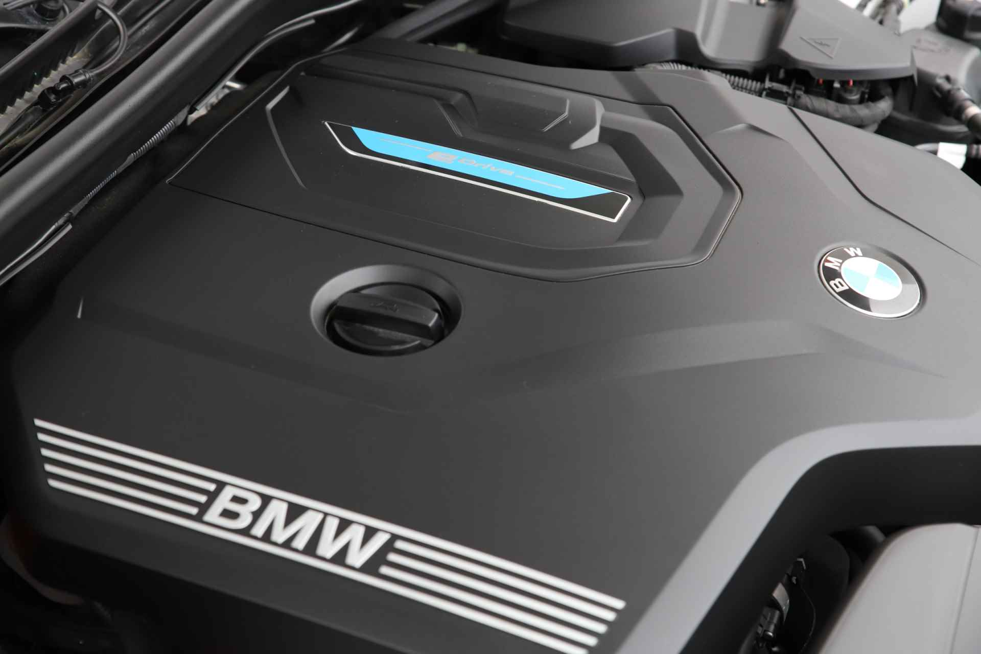 BMW 3 Serie Touring 330e Plug-in Hybrid M-Sport 292 pk | Elektrische trekhaak | Parelmoer wit - 54/58