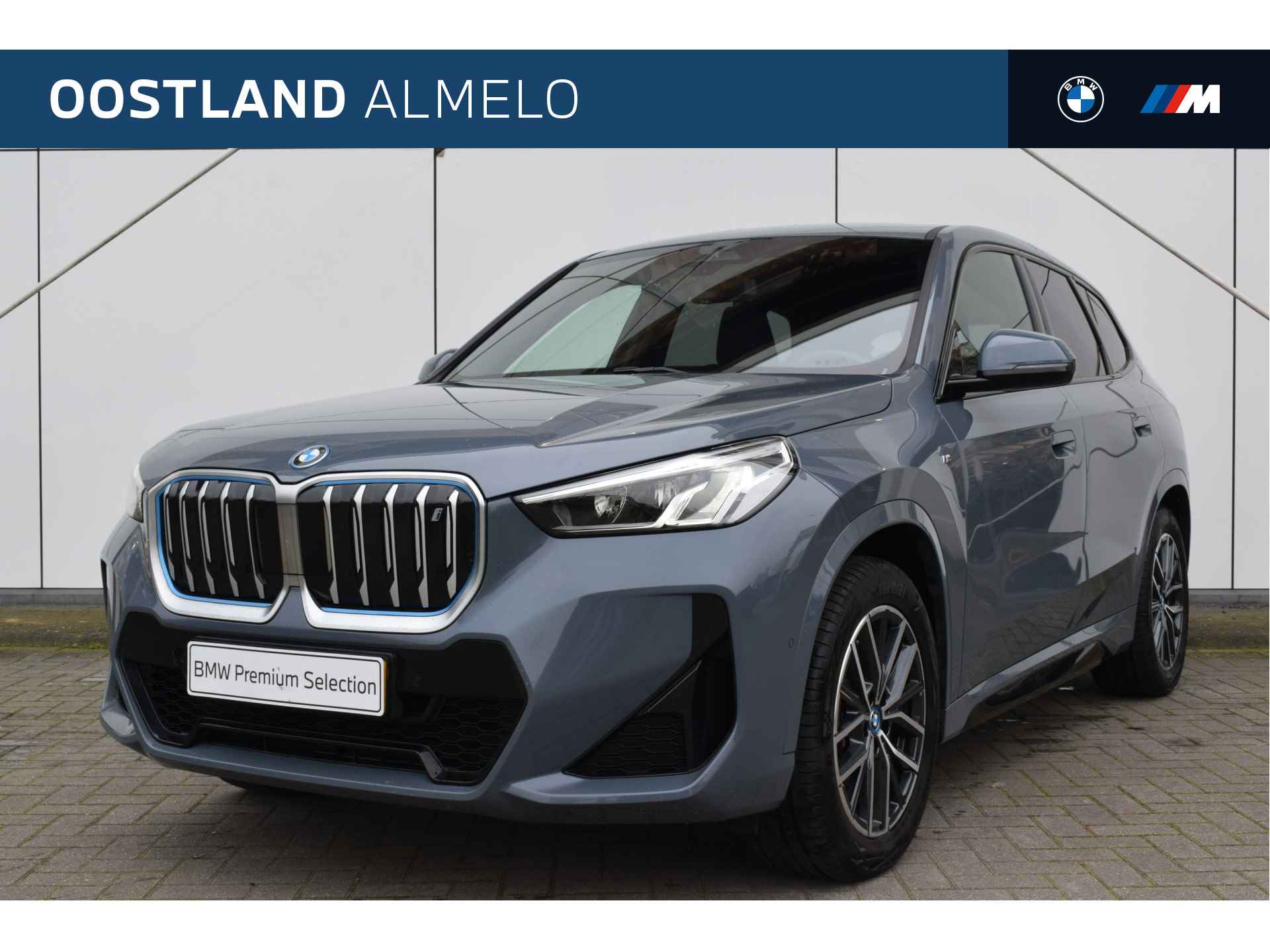 BMW iX1 xDrive30 High Executive M Sport / Trekhaak / Sportstoelen / Stoelverwarming / Adaptief M Onderstel / Parking Assistant / Harman Kardon / Verwarmd stuurwiel - 1/17