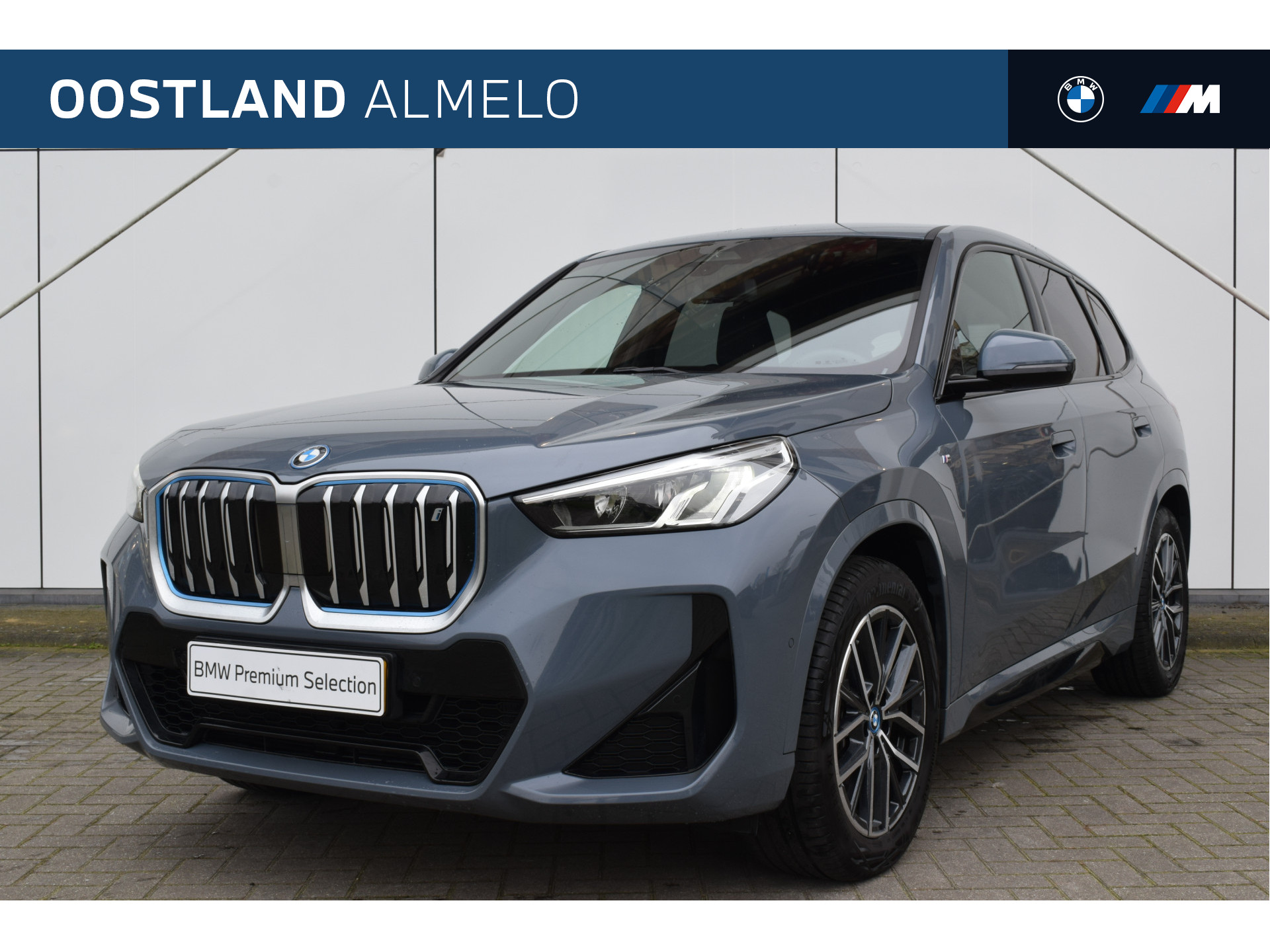 BMW iX1 xDrive30 High Executive M Sport / Trekhaak / Sportstoelen / Stoelverwarming / Adaptief M Onderstel / Parking Assistant / Harman Kardon / Verwarmd stuurwiel