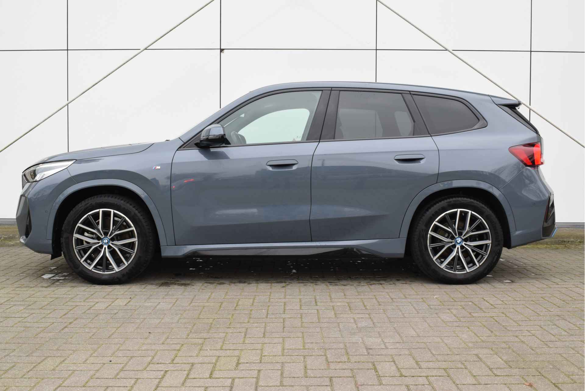 BMW iX1 xDrive30 High Executive M Sport / Trekhaak / Sportstoelen / Stoelverwarming / Adaptief M Onderstel / Parking Assistant / Harman Kardon / Verwarmd stuurwiel - 3/17