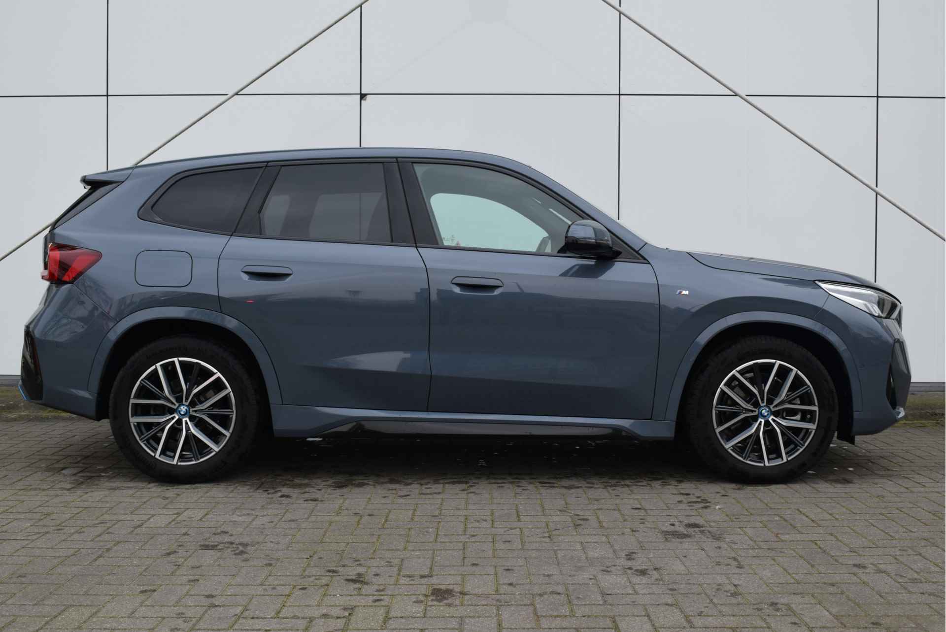 BMW iX1 xDrive30 High Executive M Sport / Trekhaak / Sportstoelen / Stoelverwarming / Adaptief M Onderstel / Parking Assistant / Harman Kardon / Verwarmd stuurwiel - 9/17