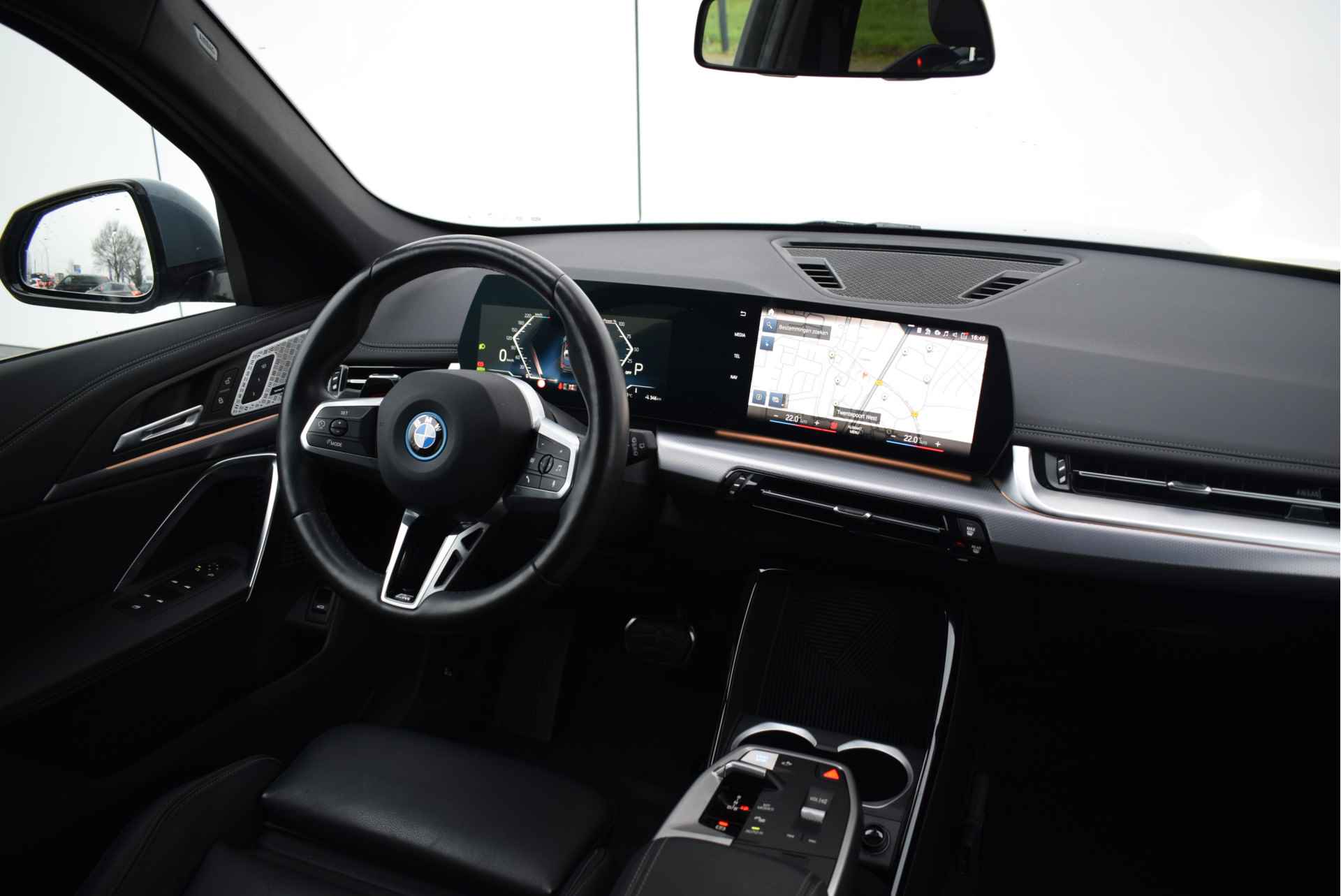 BMW iX1 xDrive30 High Executive M Sport / Trekhaak / Sportstoelen / Stoelverwarming / Adaptief M Onderstel / Parking Assistant / Harman Kardon / Verwarmd stuurwiel - 14/17