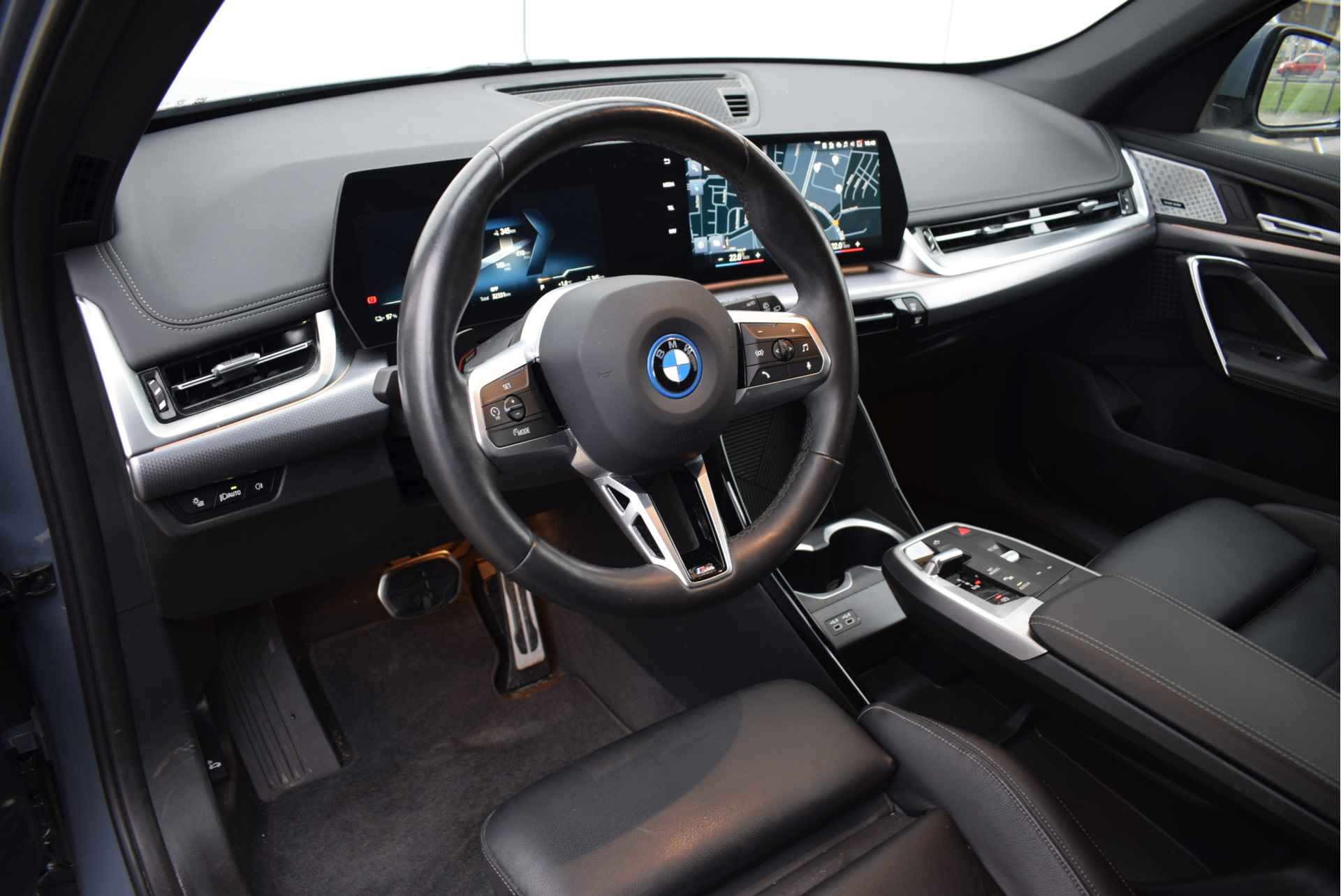 BMW iX1 xDrive30 High Executive M Sport / Trekhaak / Sportstoelen / Stoelverwarming / Adaptief M Onderstel / Parking Assistant / Harman Kardon / Verwarmd stuurwiel - 15/17