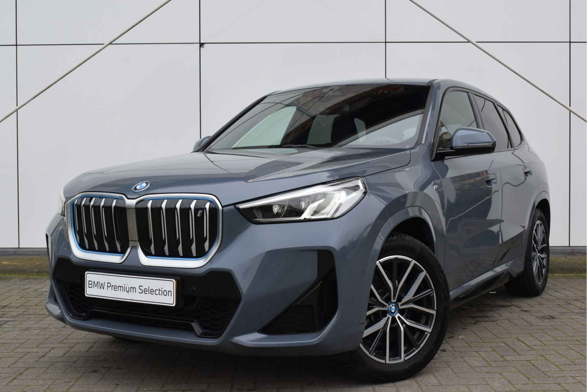 BMW iX1 xDrive30 High Executive M Sport / Trekhaak / Sportstoelen / Stoelverwarming / Adaptief M Onderstel / Parking Assistant / Harman Kardon / Verwarmd stuurwiel - 17/17