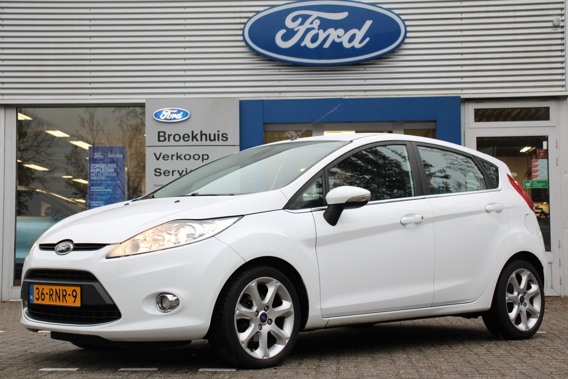 Ford Fiesta 1.25 TITANIUM | NL-AUTO! | DEALER OH! | CLIMA | VOORRUITVERWARMING | CRUISE | PARK SENS | LM. VELGEN | PRACHTIGE STAAT!