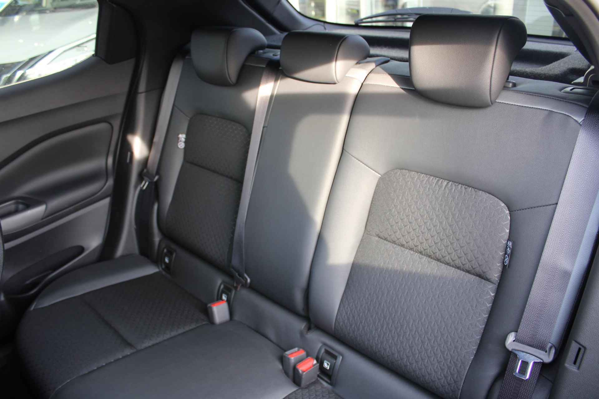Nissan Juke 1.0 DIG-T N-Connecta + Park & Ride Pack 114PK | Achteruitrijcamera | Parkeersensoren | Cruise control | Navigatie | Keyless entry | Apple Carplay | Android auto | USB-aansluiting | - 24/46