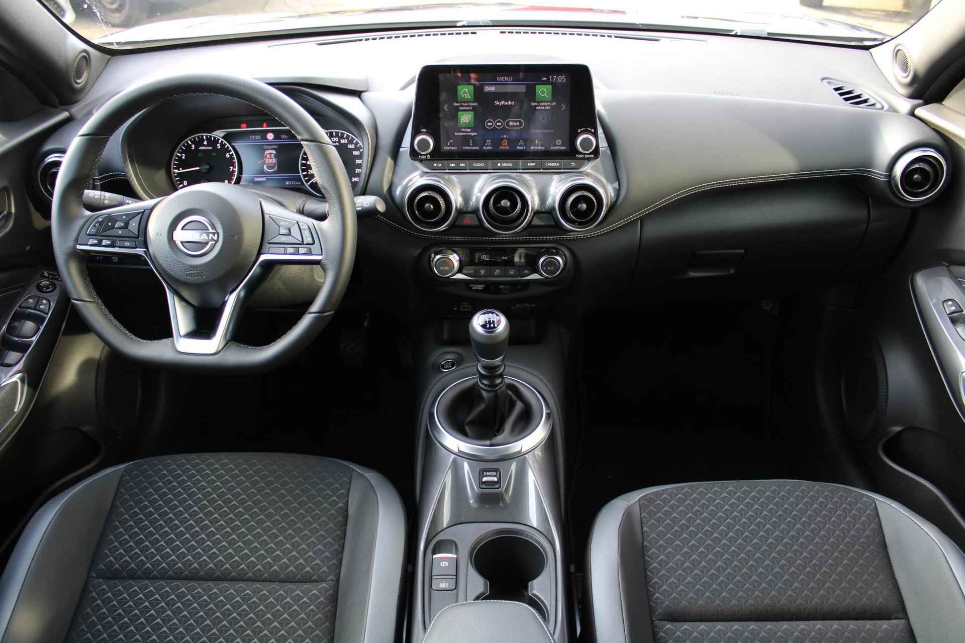Nissan Juke 1.0 DIG-T N-Connecta + Park & Ride Pack 114PK | Achteruitrijcamera | Parkeersensoren | Cruise control | Navigatie | Keyless entry | Apple Carplay | Android auto | USB-aansluiting | - 27/46