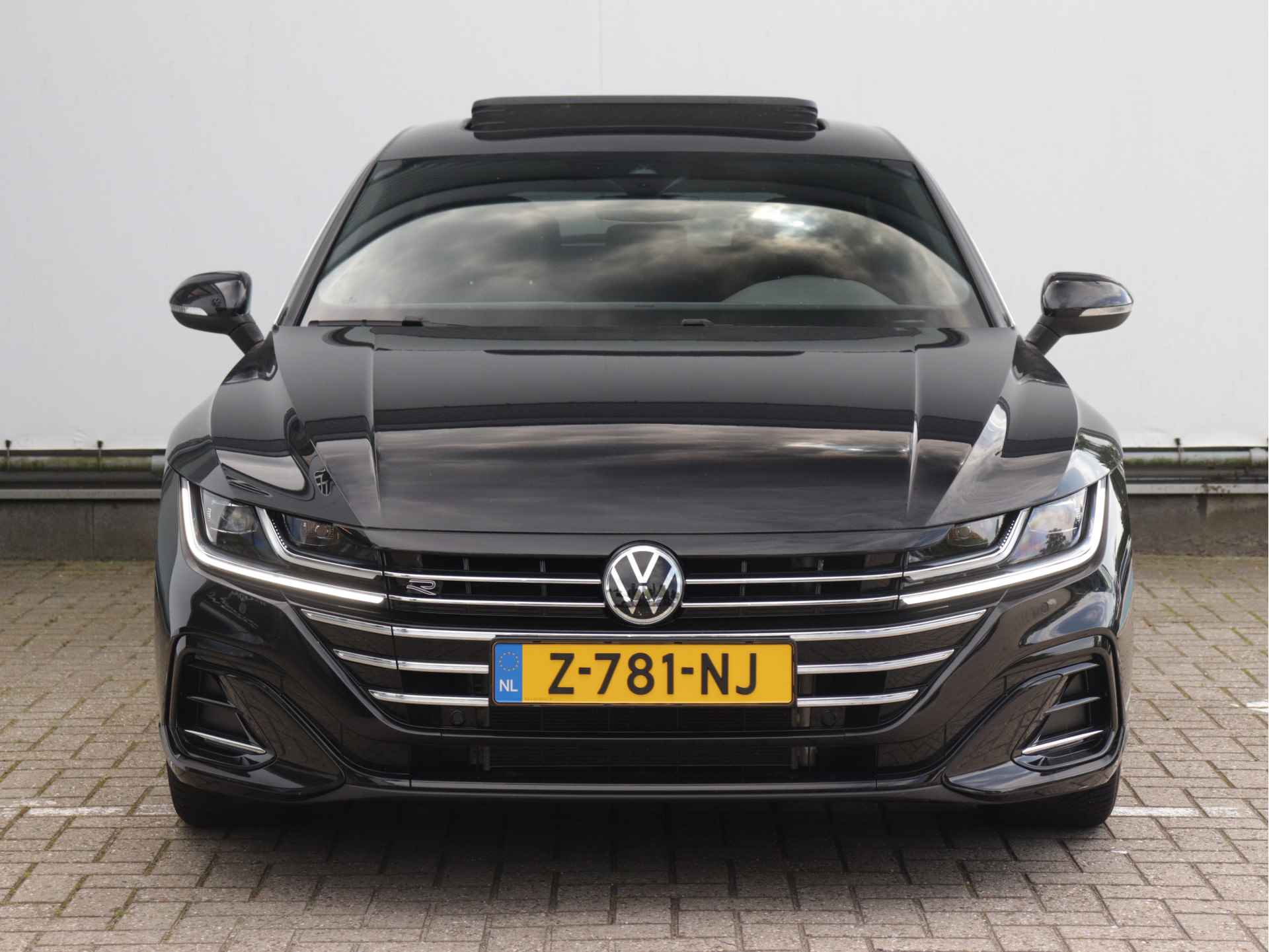 Volkswagen Arteon Shooting Brake 2.0 TSI R-Line 190pk Automaat | Panoramadak | Keyless | Sfeerverlichting | LED | Navigatie | Digitaal Dashboard | All-Season | - 4/66