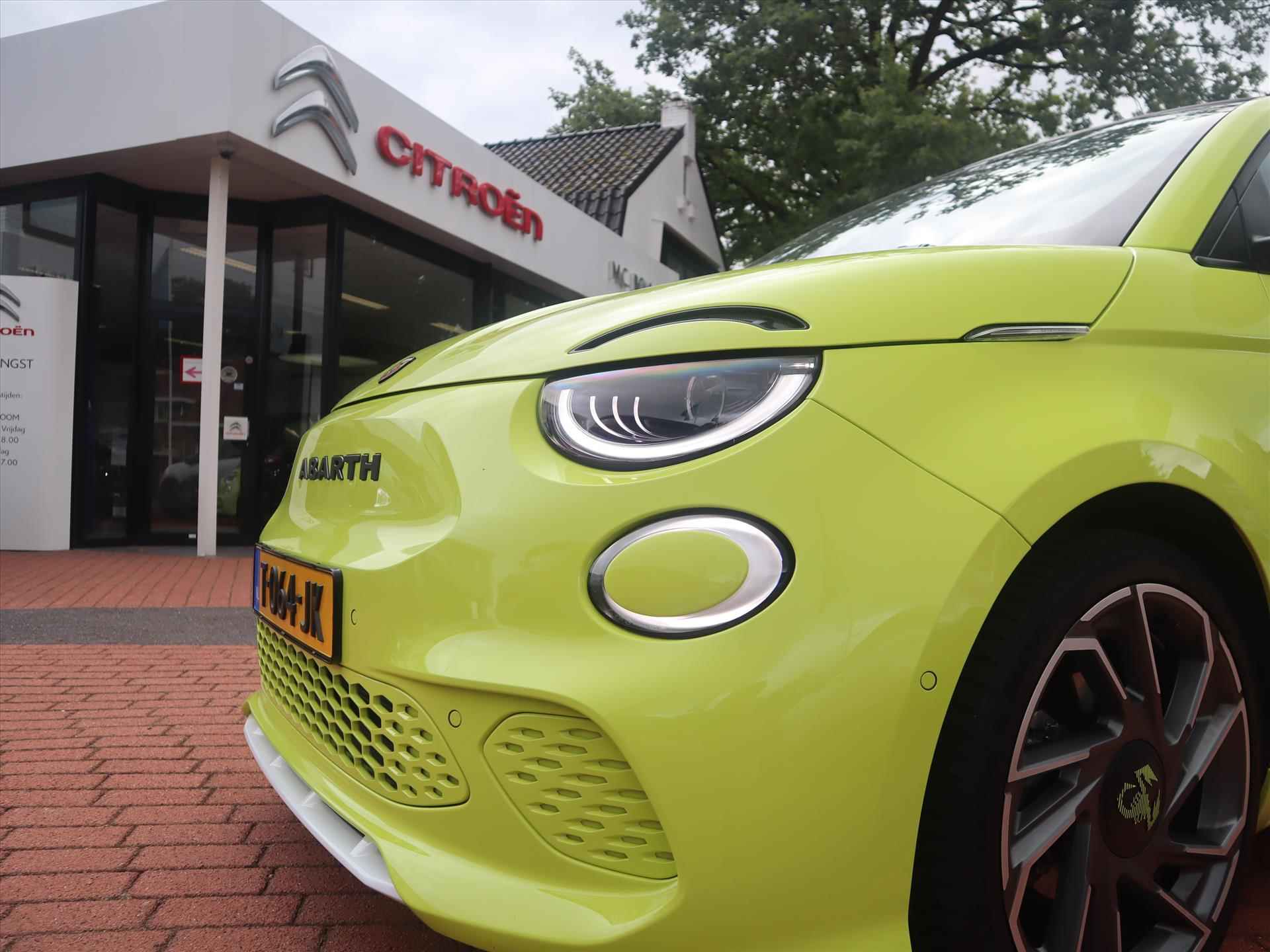 Abarth 500C Cabrio 42 kWh 155PK Turismo, Rijklaarprijs | 18 inch wielen | Camera | Navigatie | Apple Carplay | JBL Audio - 9/73