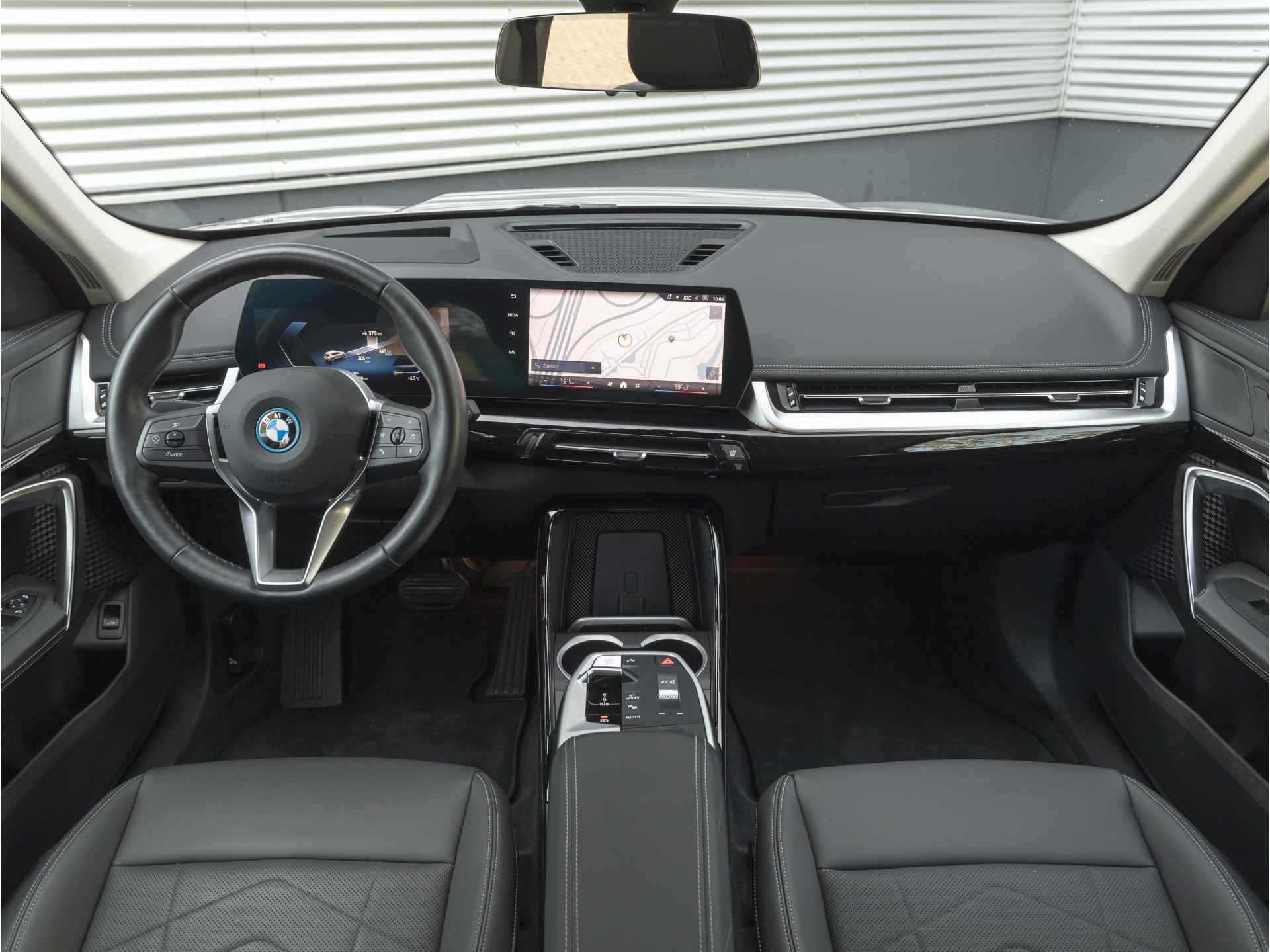 BMW iX1 eDrive20 xLine - Trekhaak - Driving + Parking Ass Plus - Head-Up - Adaptive LED - 14/39