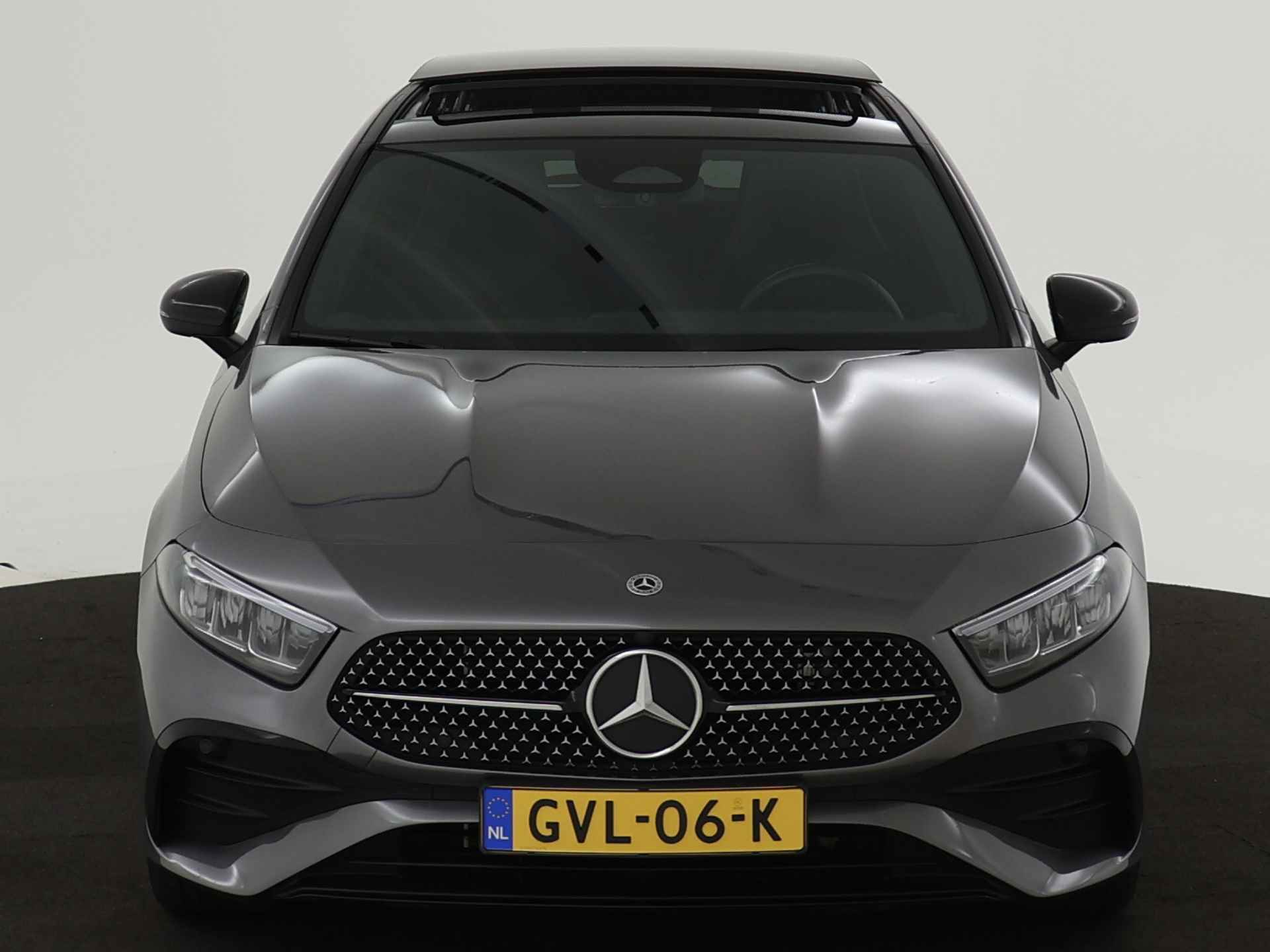 Mercedes-Benz A-Klasse 250 e AMG Face Lift Plug-In Hybride | Panorama Schuif-Kanteldak | AMG Styling | Night Pakket | Sfeerverlichting | Inclusief 24 maanden MB Certified garantie voor Europa. - 27/46